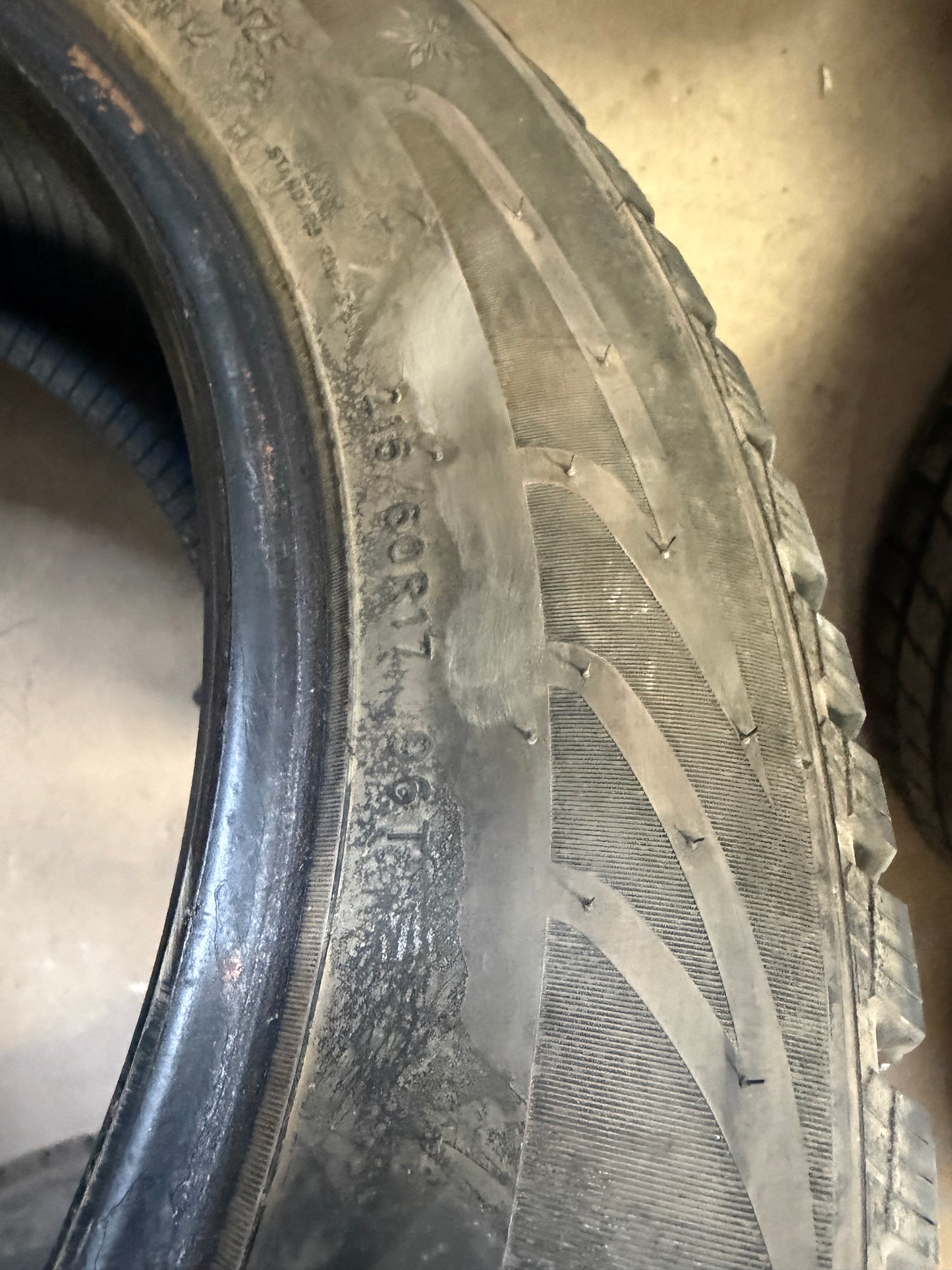 4 pneus d hiver 215/60r17 sailum a clous a l etat neuf
