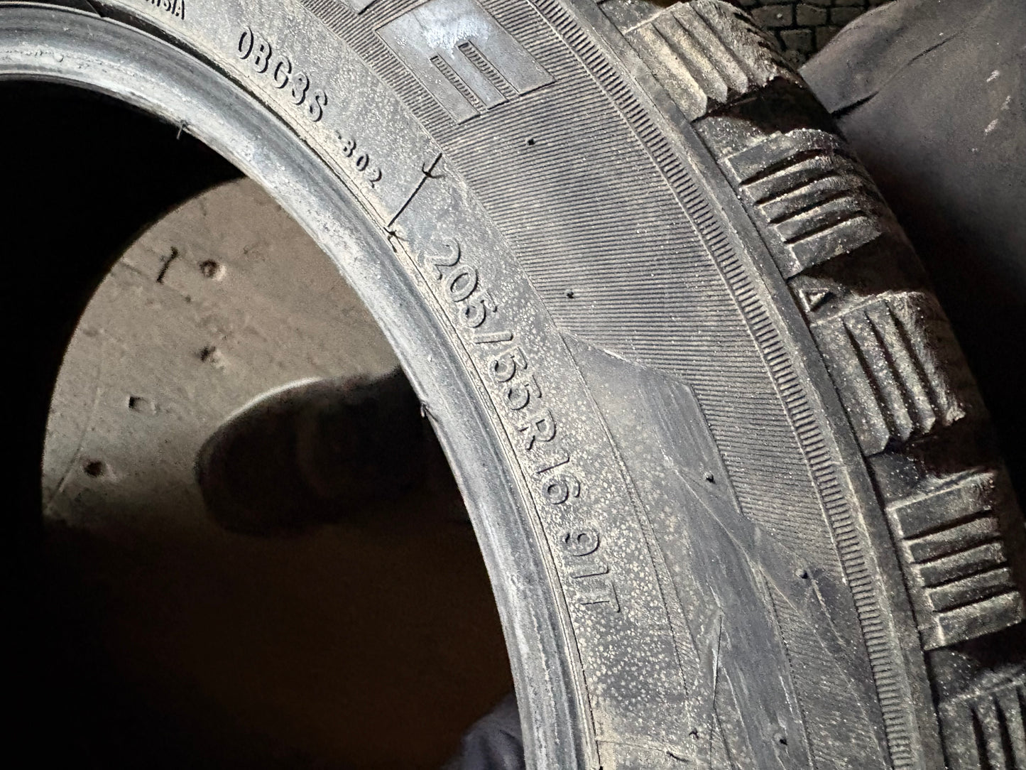 2 pneus d hiver 205/55r16 toyo a clou