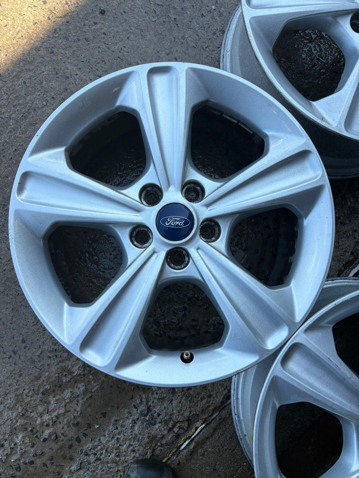 4 mags 17 pouces ford 5x108 en parfait état