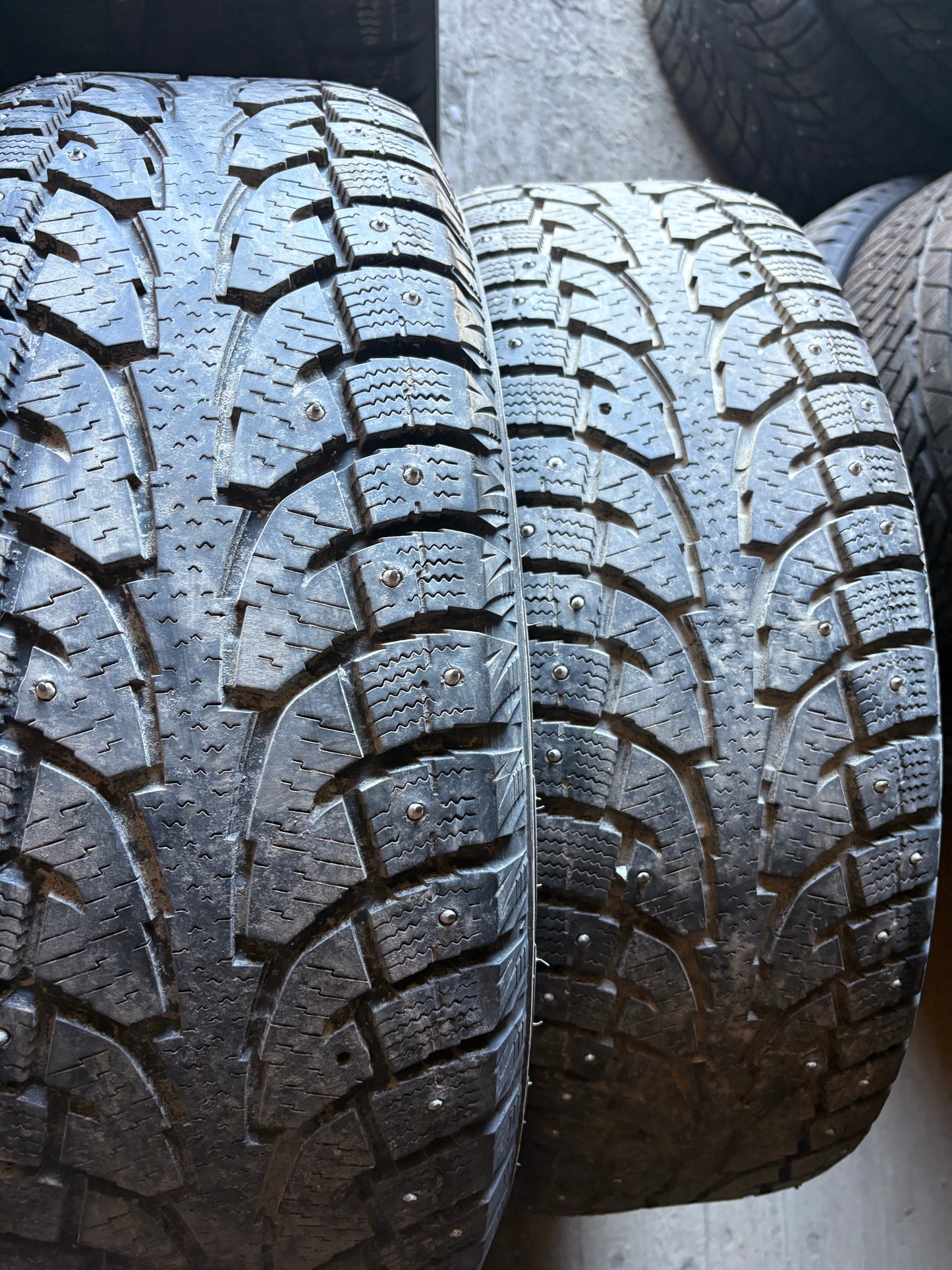 2 pneus d hiver 235/60r18 hankook a clou en tres bon état