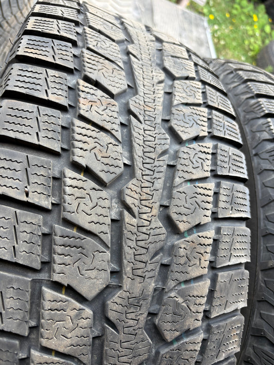 2 pneus d hiver 265/70r17 toyo en bon etat