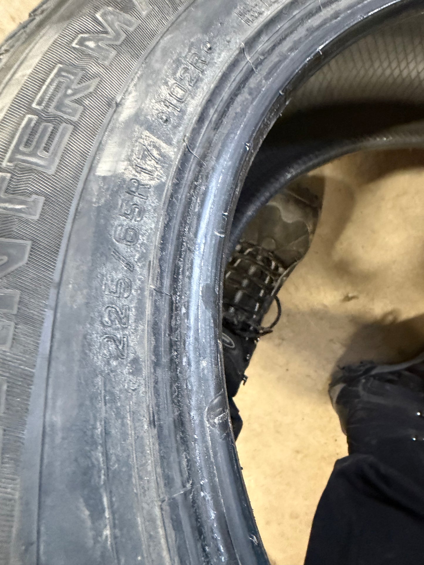 4 pneus d hiver 225/65r17 dunlop en bon état
