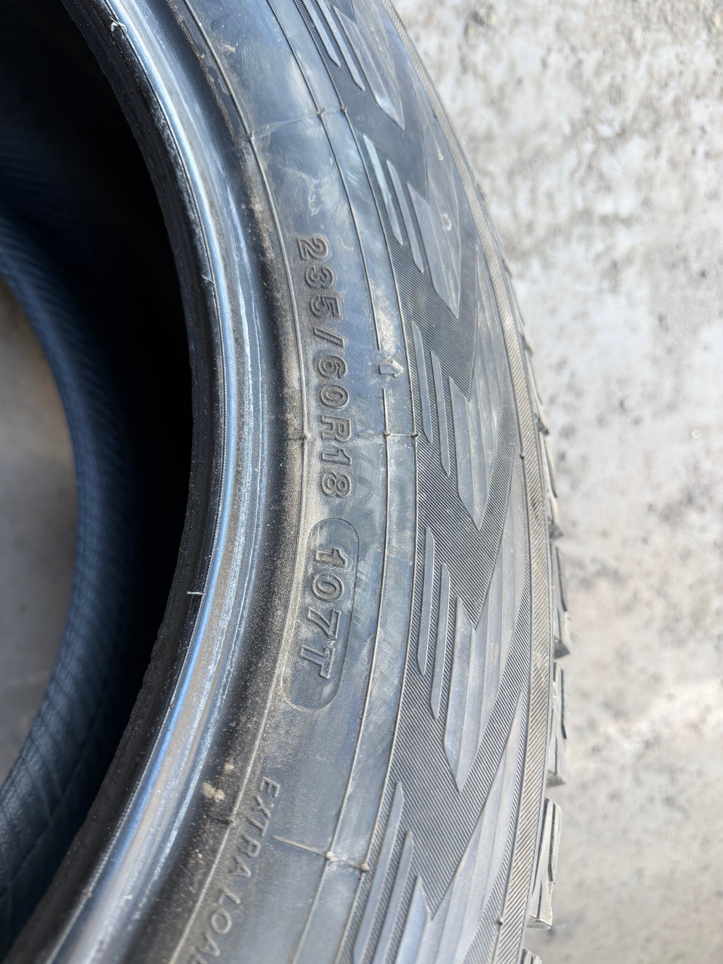 2 pneus d hiver neuf 235/60r18 Yokohama en liquidation