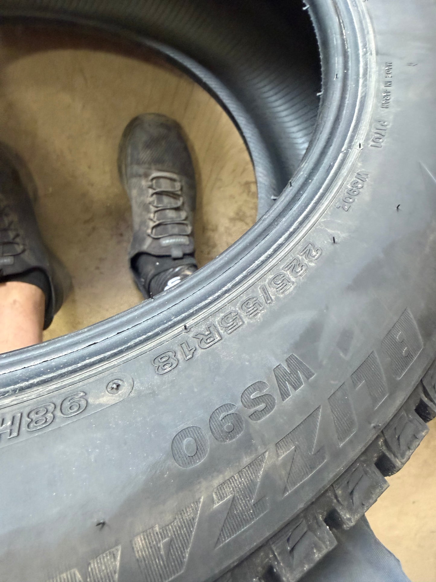 4 pneus d hiver 225/55r18 Bridgestone en tres bon état