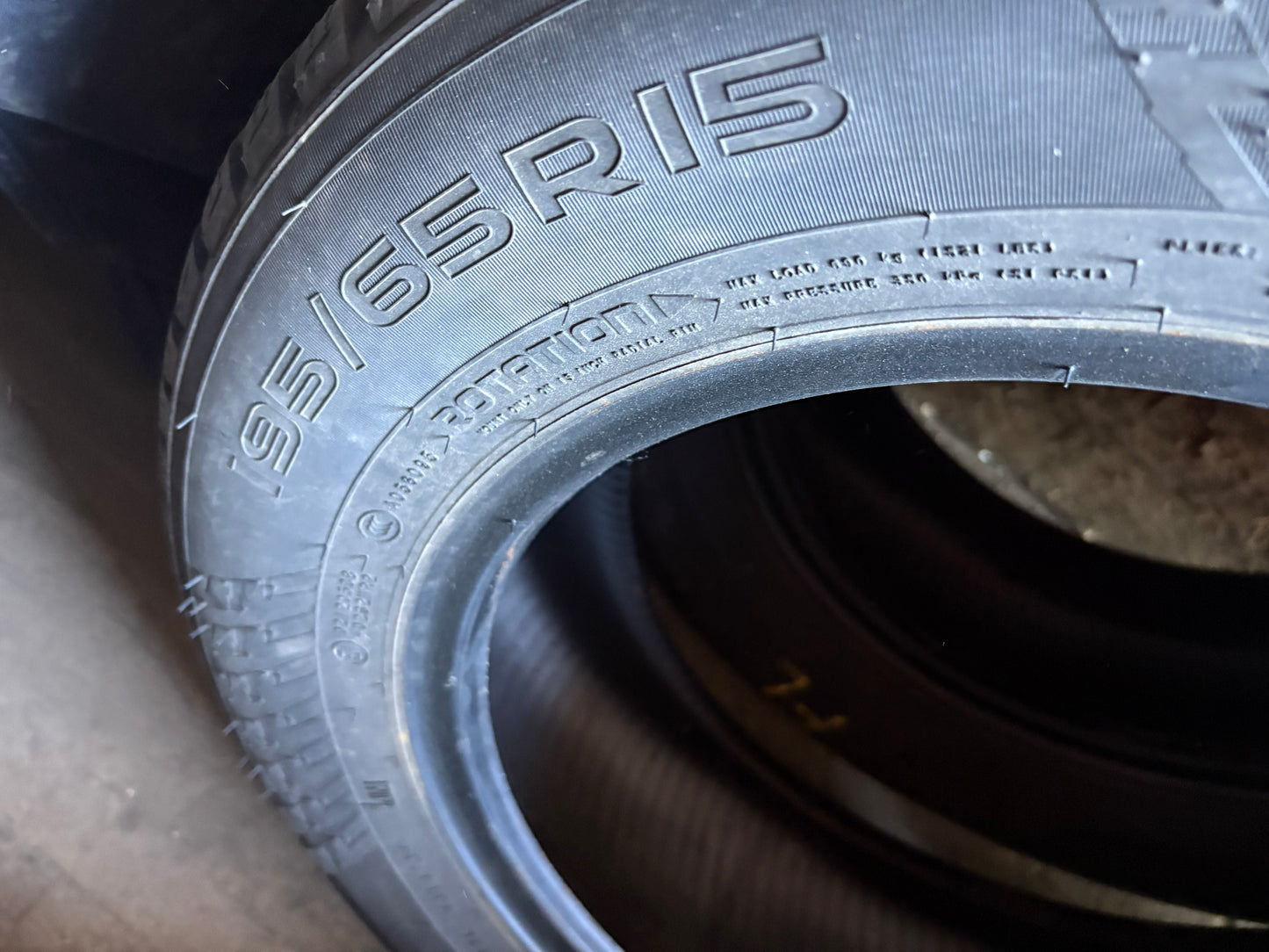 2 pneus d hiver 195/65r15 nokian a clou