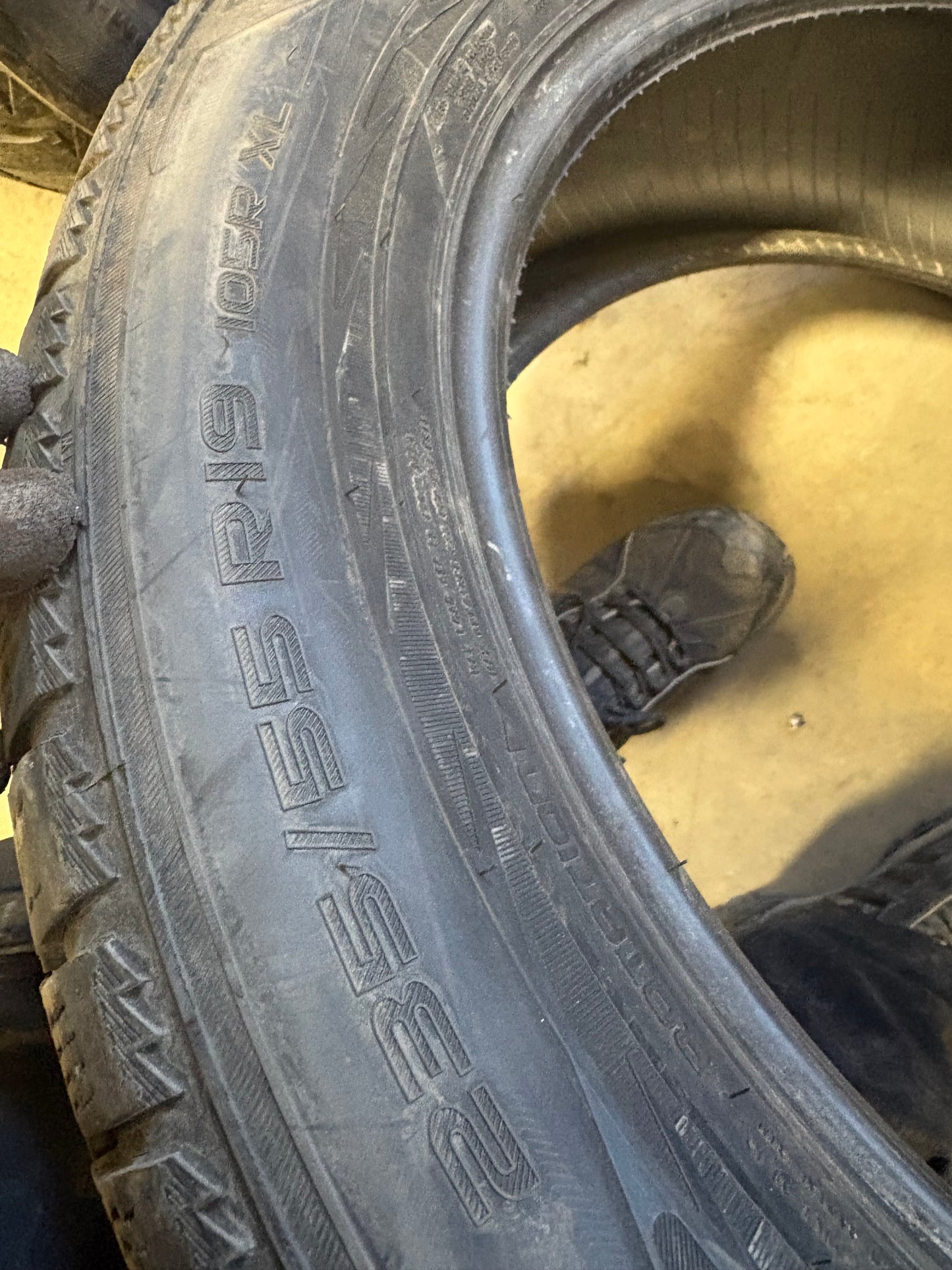 4 pneus d hiver 235/55r19 nokian en bon état