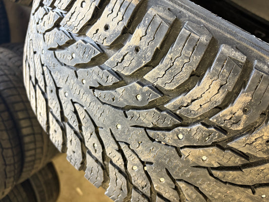 2 pneus d hiver 255/55r20 nokian a clou