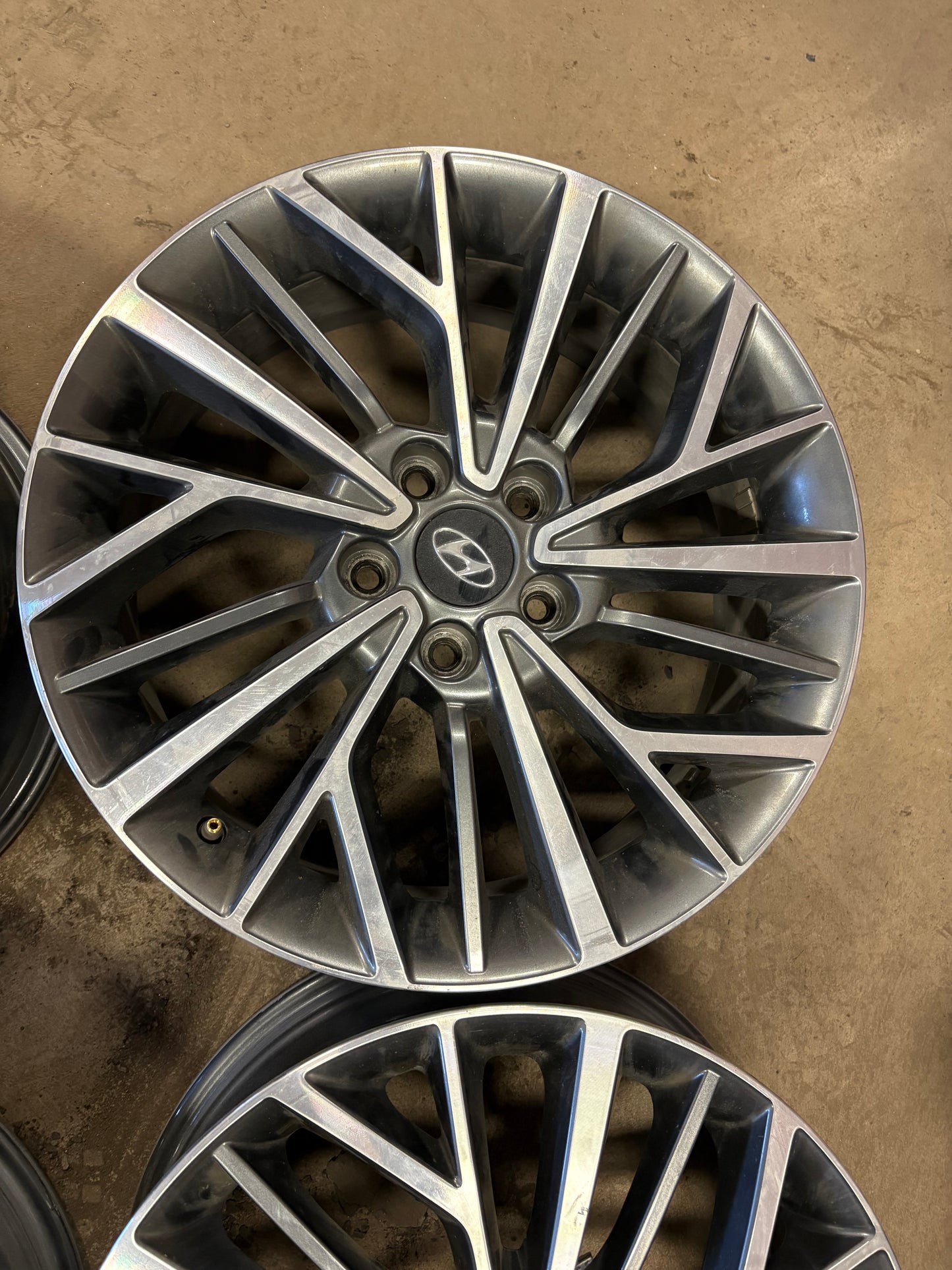 4 mags hyundai 18 pouces en parfaite etat
