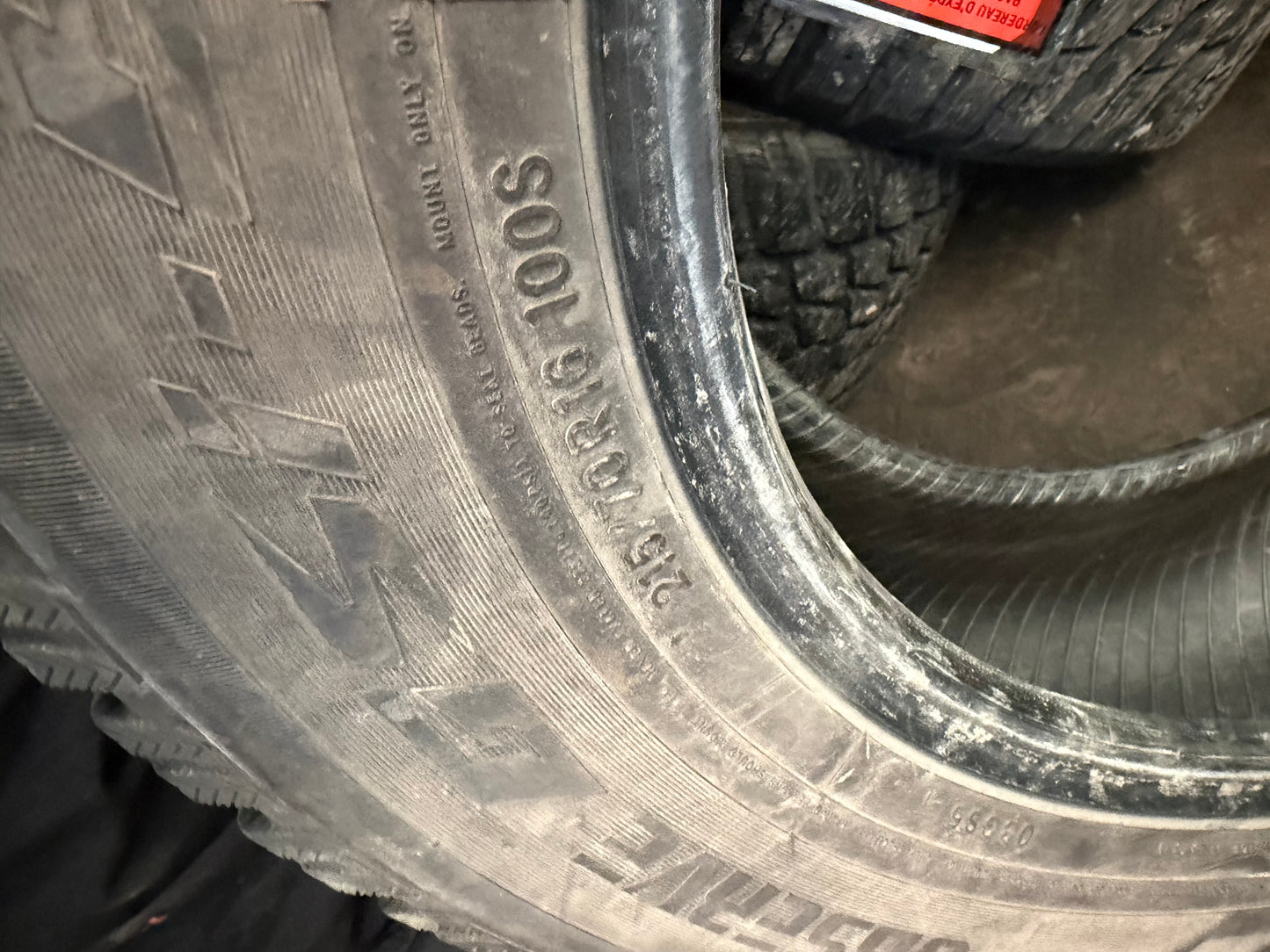 4 pneus d hiver 215/70r16 toyo en tres bon état