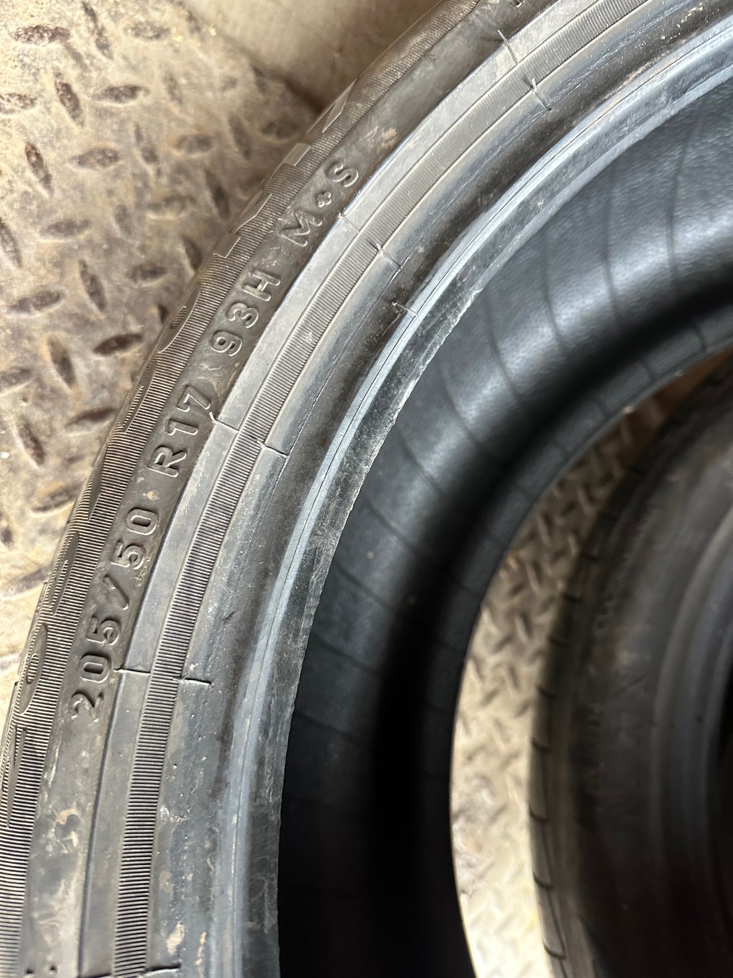 2 pneus d’été 205/50r17 pirelli en bon état
