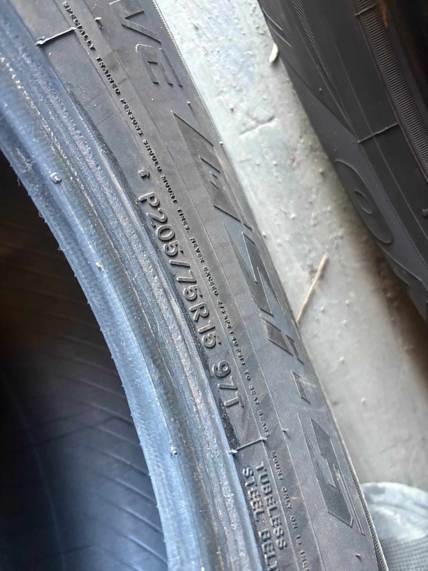 1 pneu d hiver 205/75r15 toyo a l état neuf