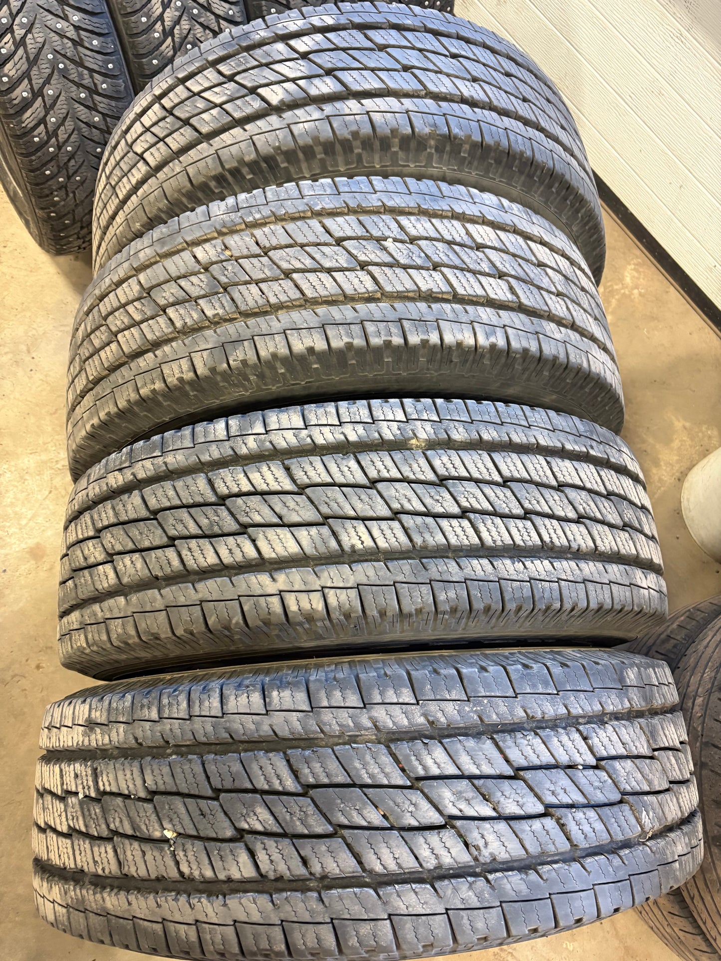 4 pneus d ete lt 245/70r17 toyo 10 plues a l etat neuf
