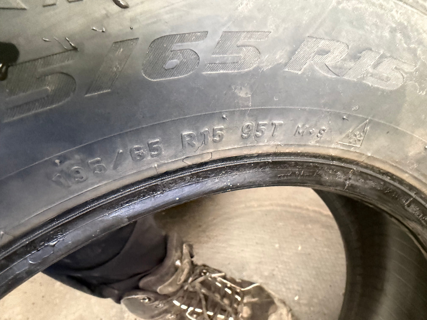4 pneus d hiver 195/65r15 pirelli
