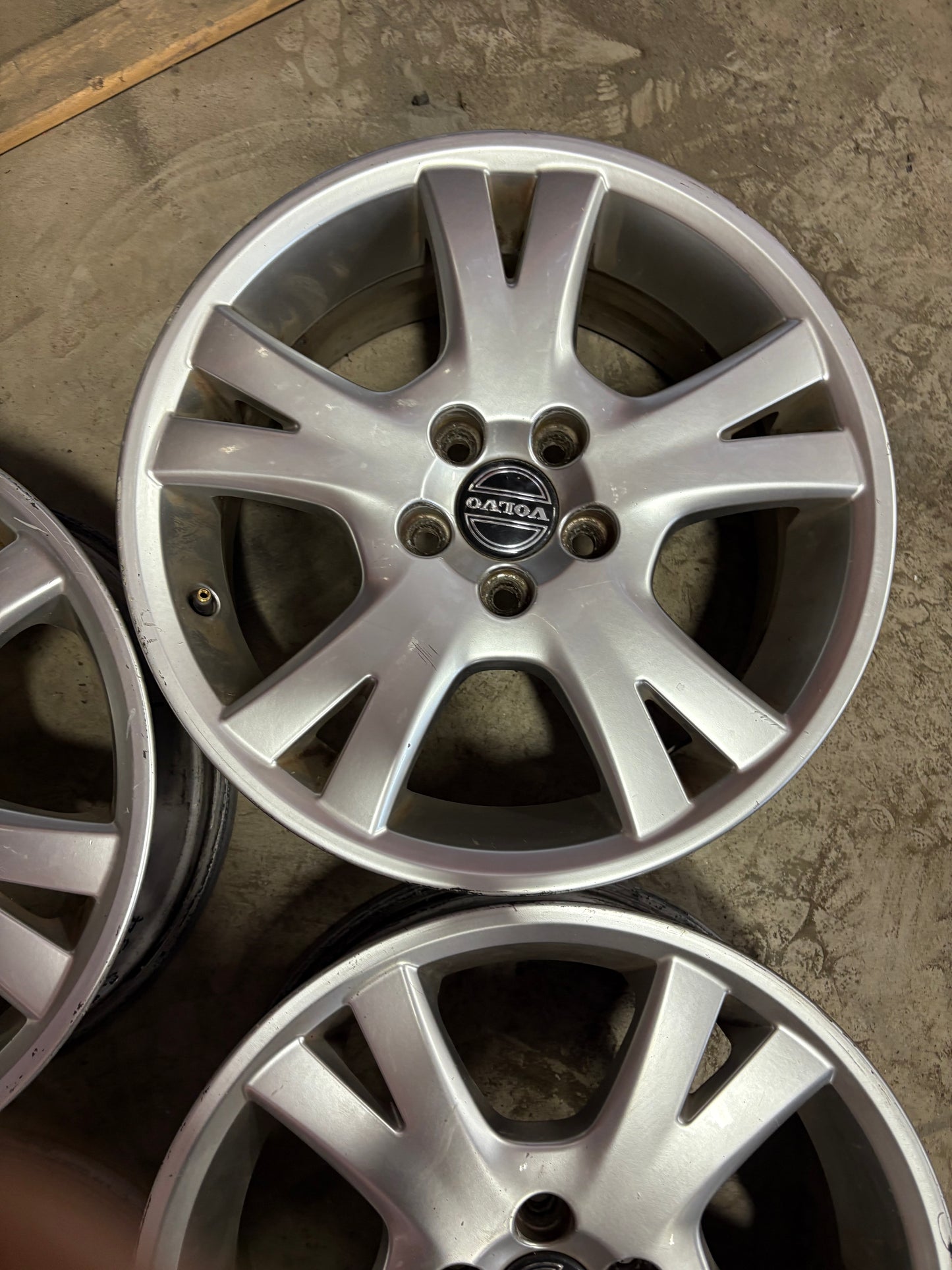 4 mags 17 pouces volvo 5x108 en bon état