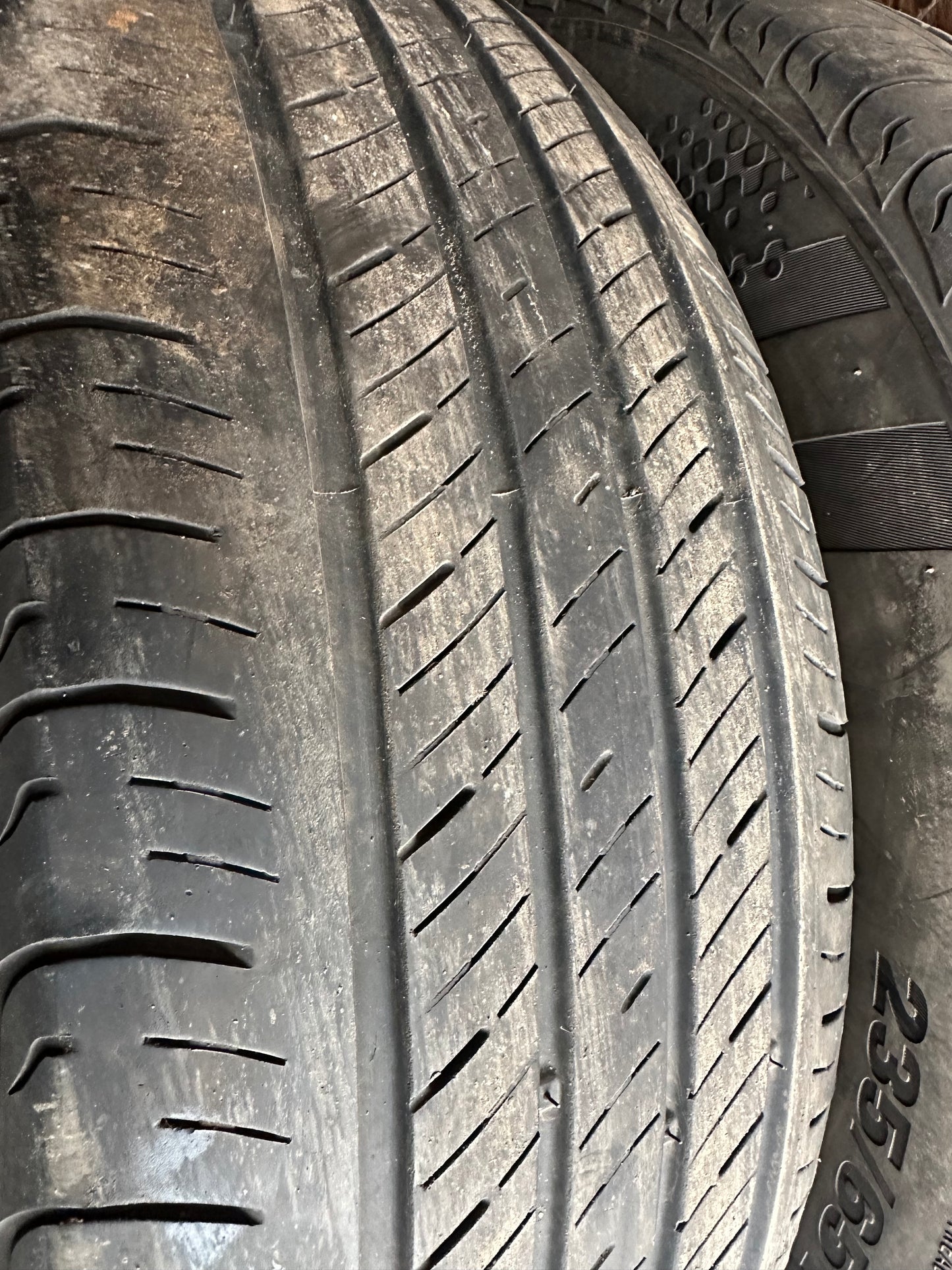 2 pneus d été 235/65r17 kumho en bon état