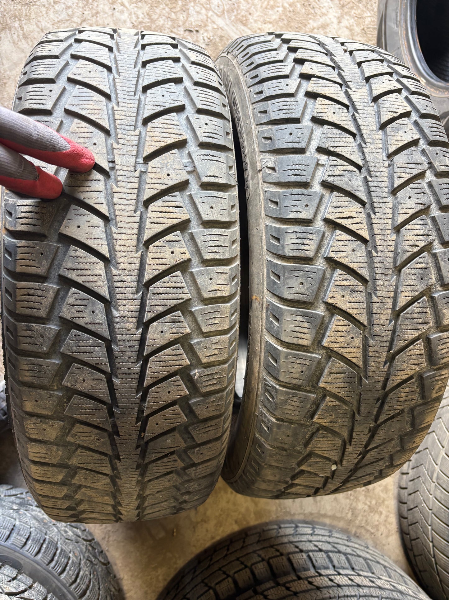 2 pneus d hiver 215/65r16 uniroyal en tres bon état