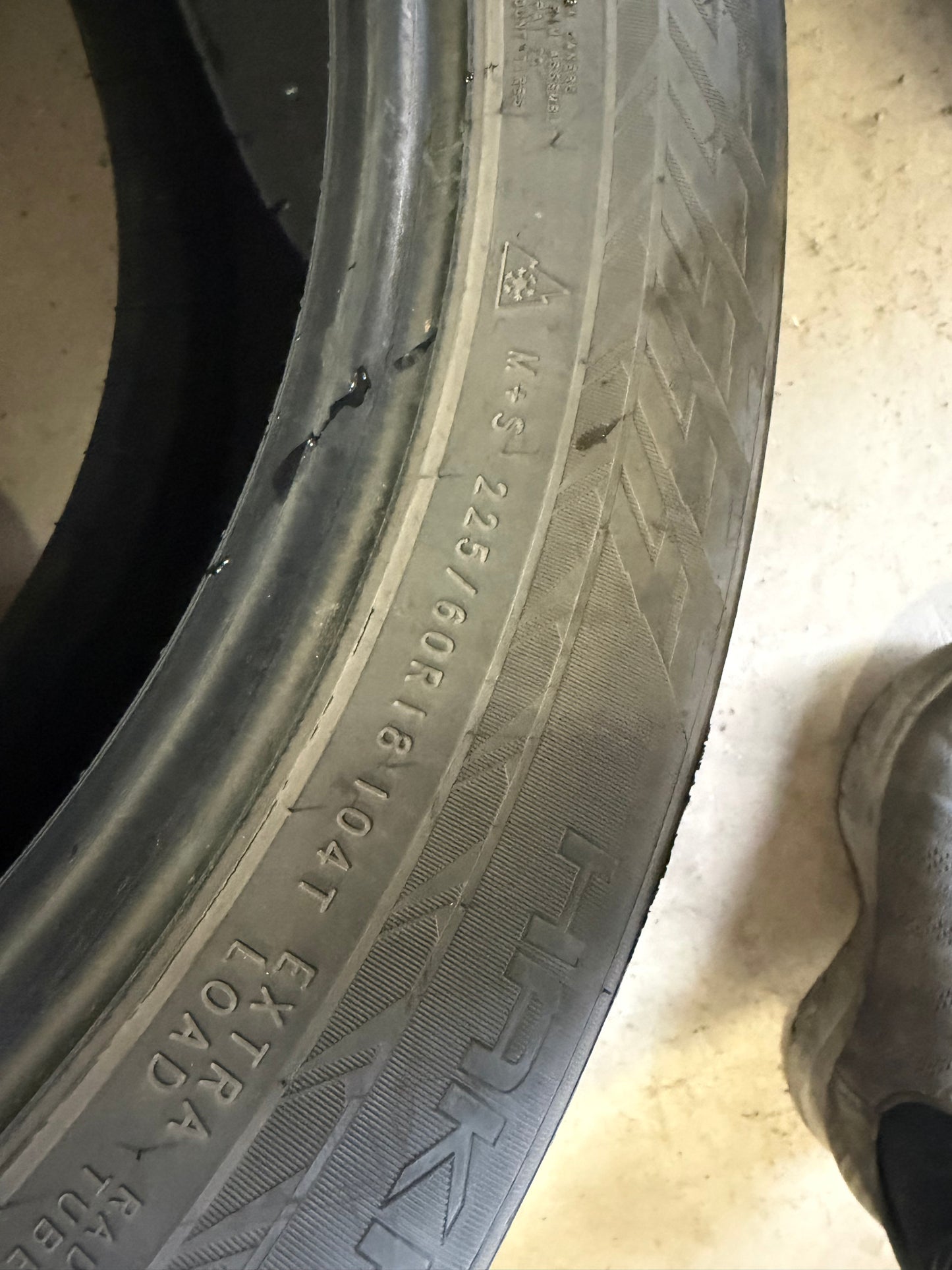 4 pneus d hiver 225/60r18 nokian en bon etat