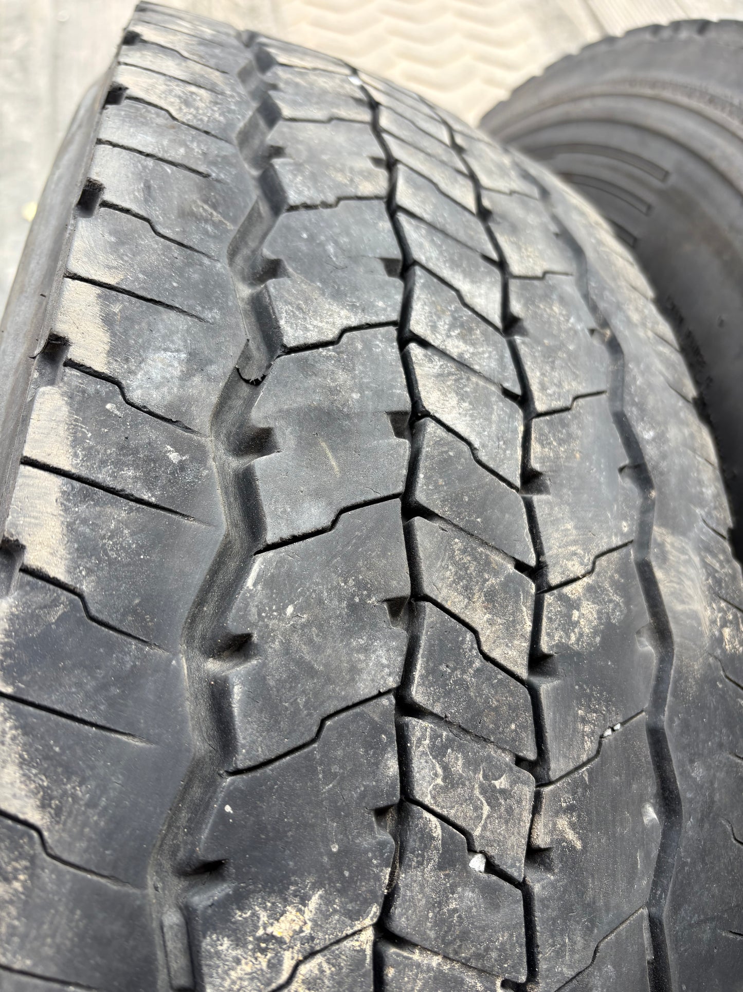 6 pneus d ete 225/70r19,5 continental