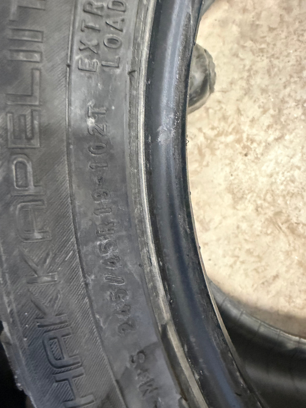 4 pneus d hiver 245/45r19 nokian en bon état