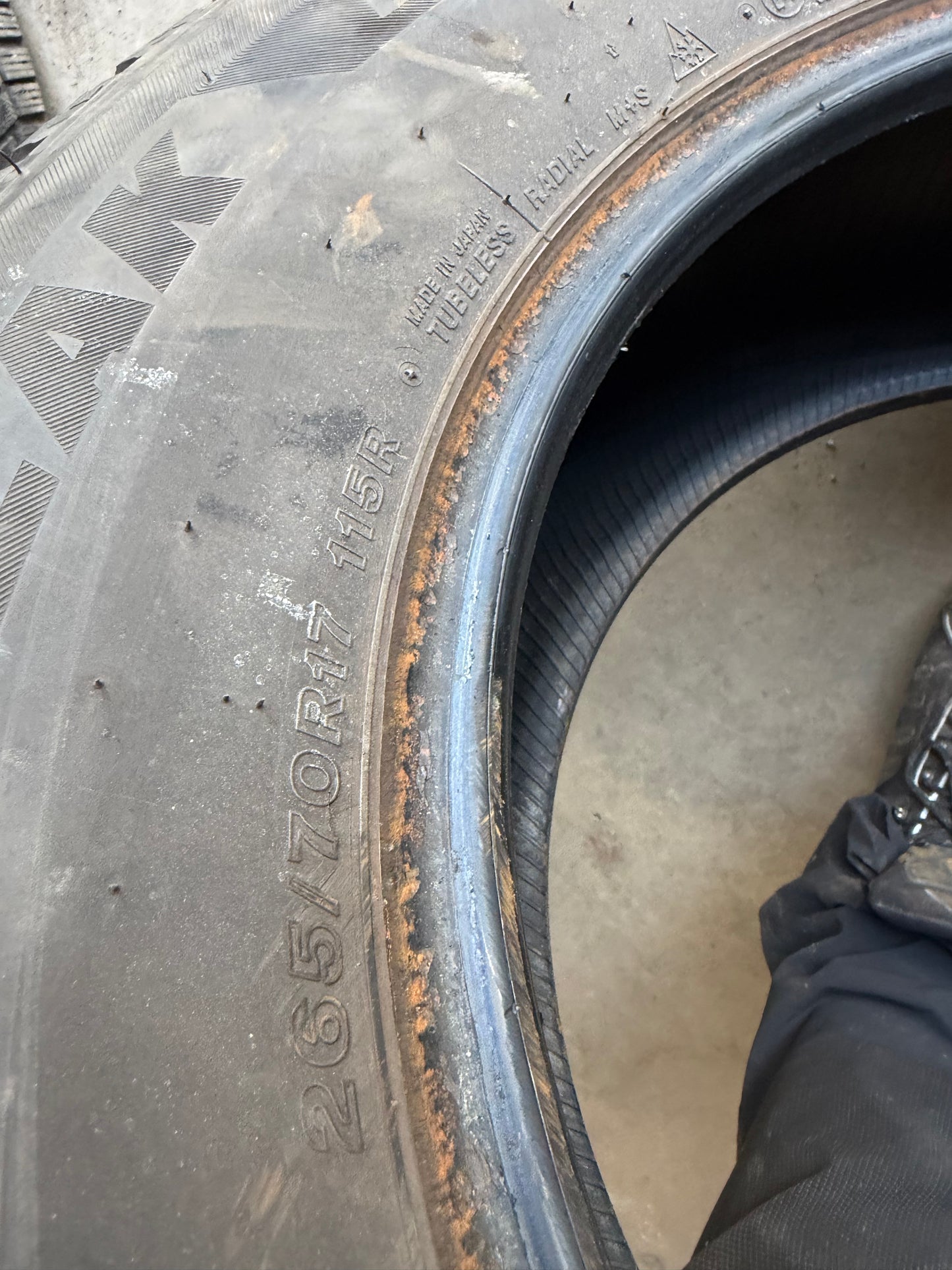 1 pneu d hiver 265/70r17 bridgestone en bon état