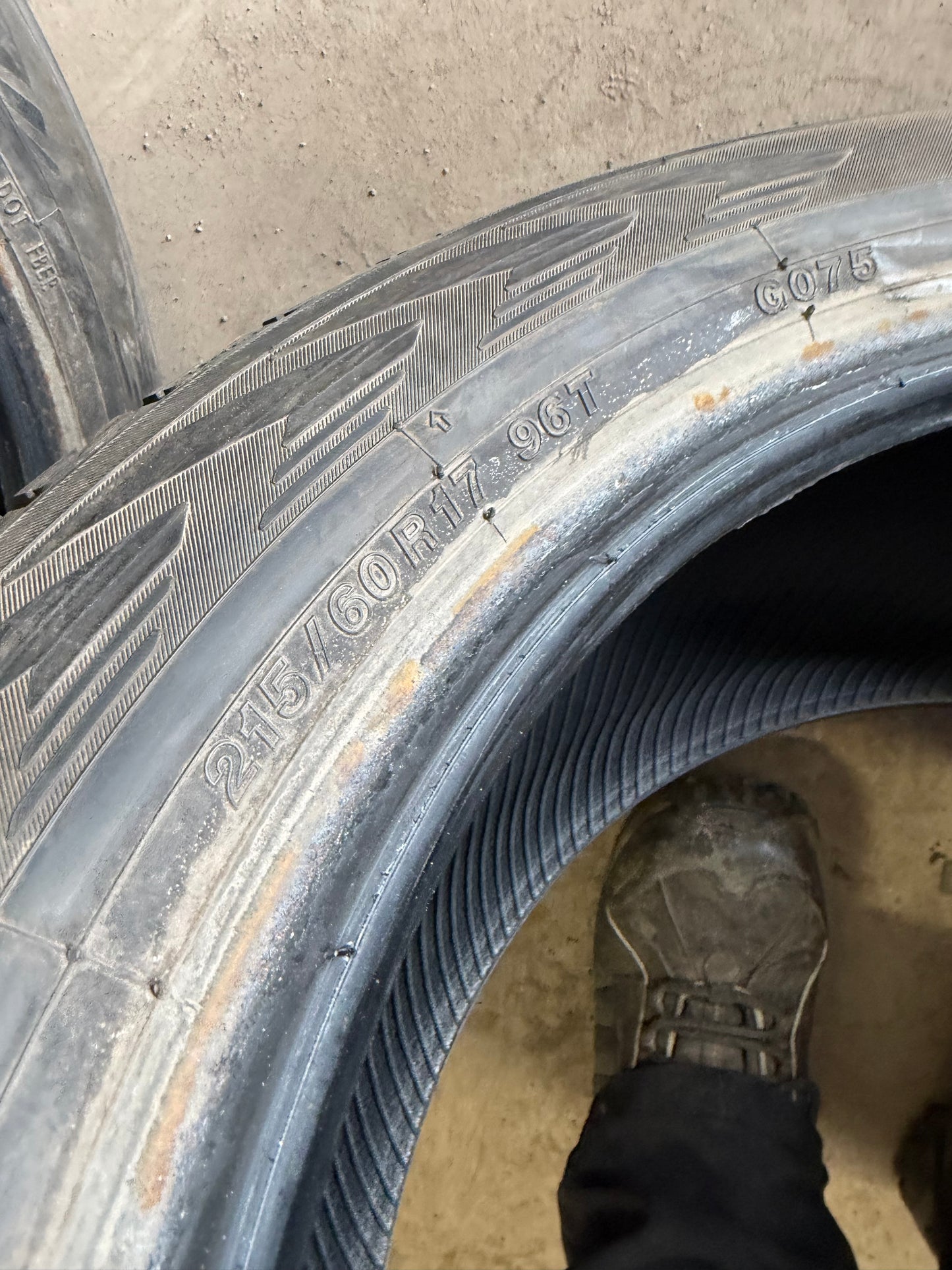 4 pneus d hiver 215/60r17 Yokohama a l état neuf