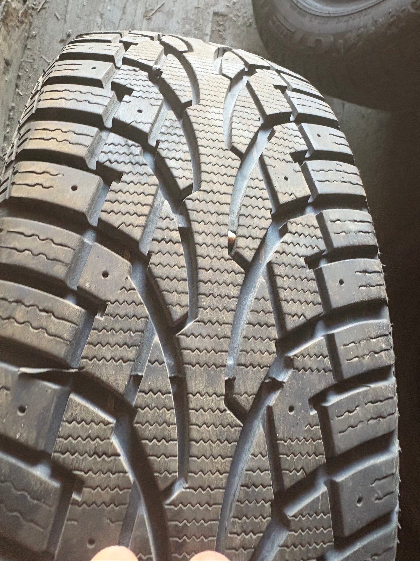 1 pneu d hiver 195/65r15 uniroyal en bon etat