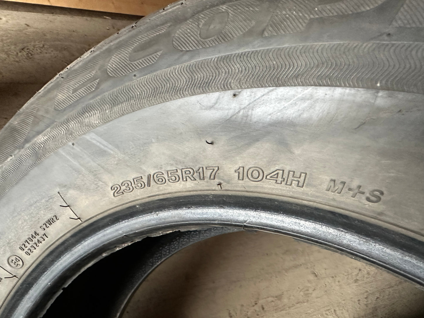 1 pneu d’été 235/65r17 Bridgestone en très bon état