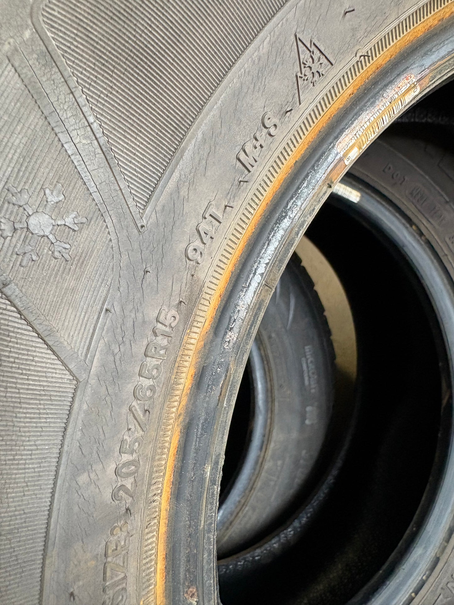 2 pneus d hiver 205/65r15 kelly en tres bon etat
