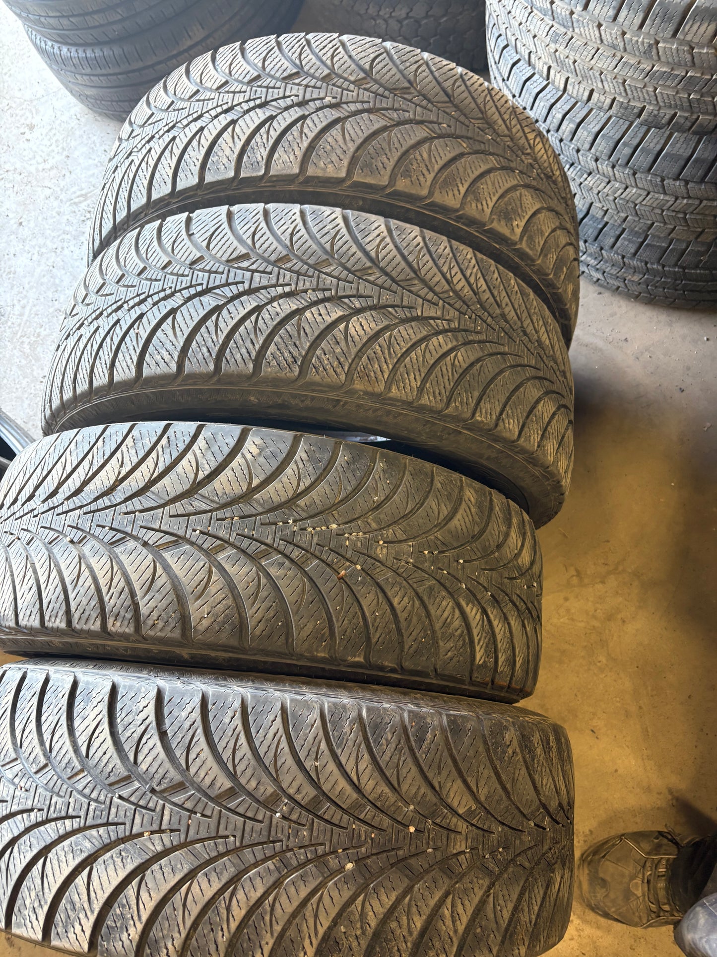 4 pneus d hiver 235/60r17 good year en bon etat