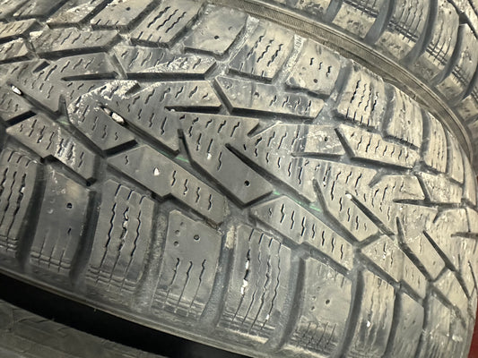 4 pneus d hiver 175/65r15 nokian en bon état