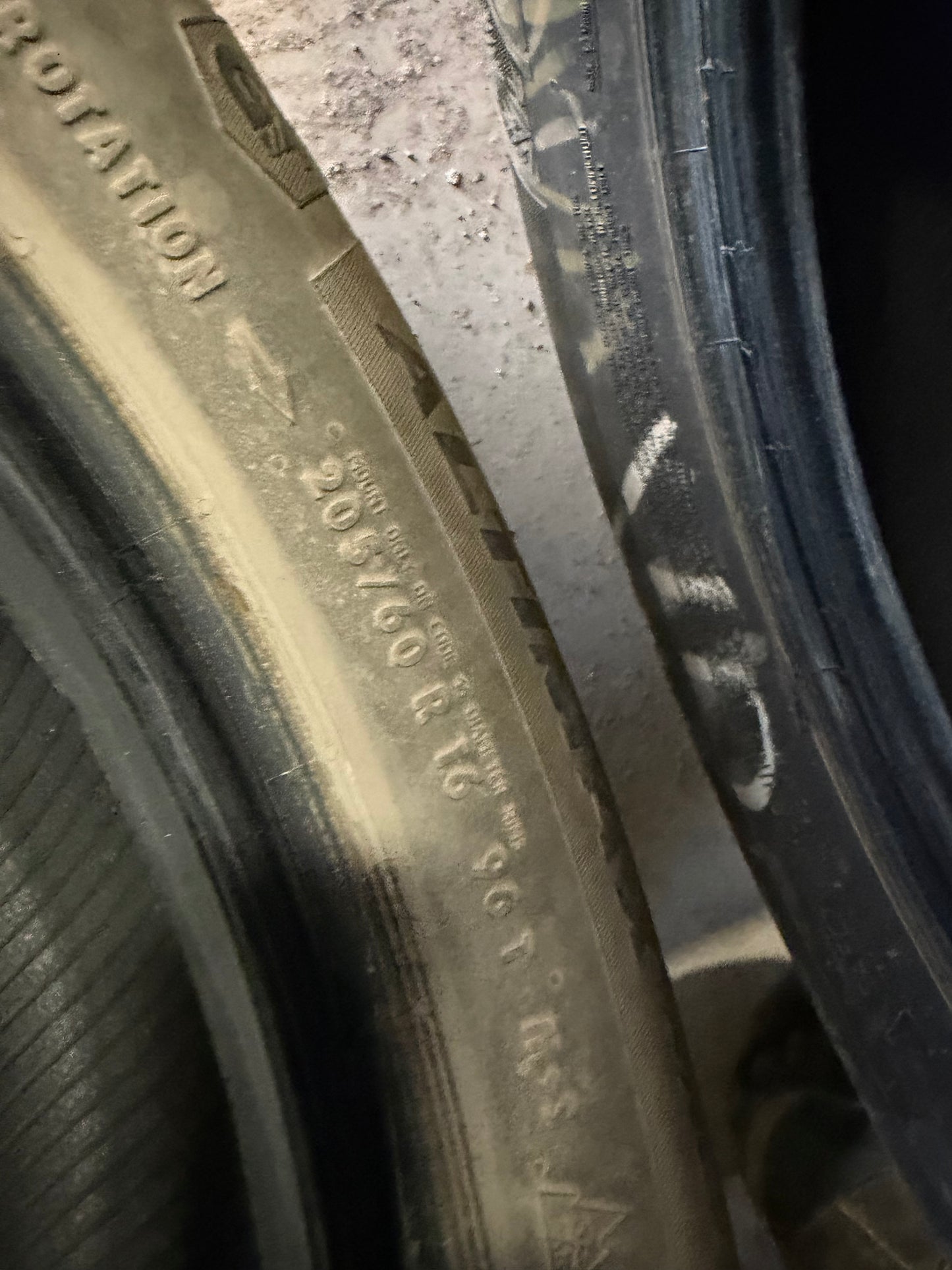 4 pneus d hiver 205/60r16 general en tres bon état