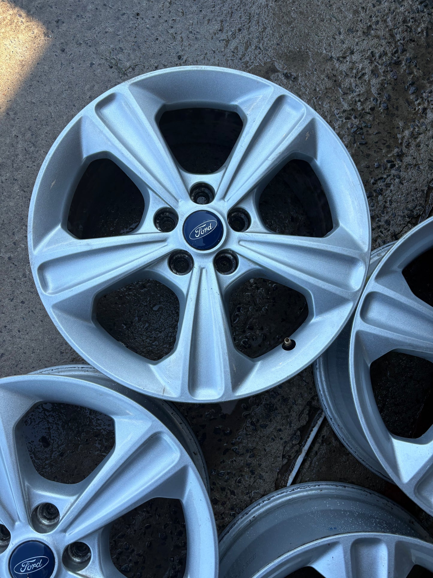 4 mags 17 pouces ford 5x108 en parfait état