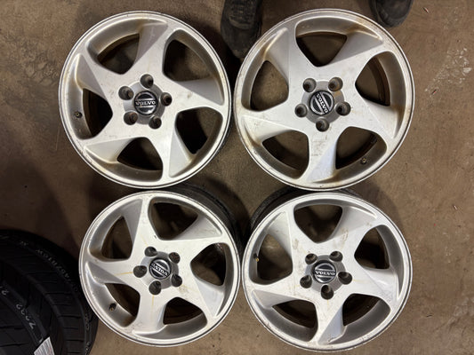 4 mags 16 pouces volvo 5x108 en bon état