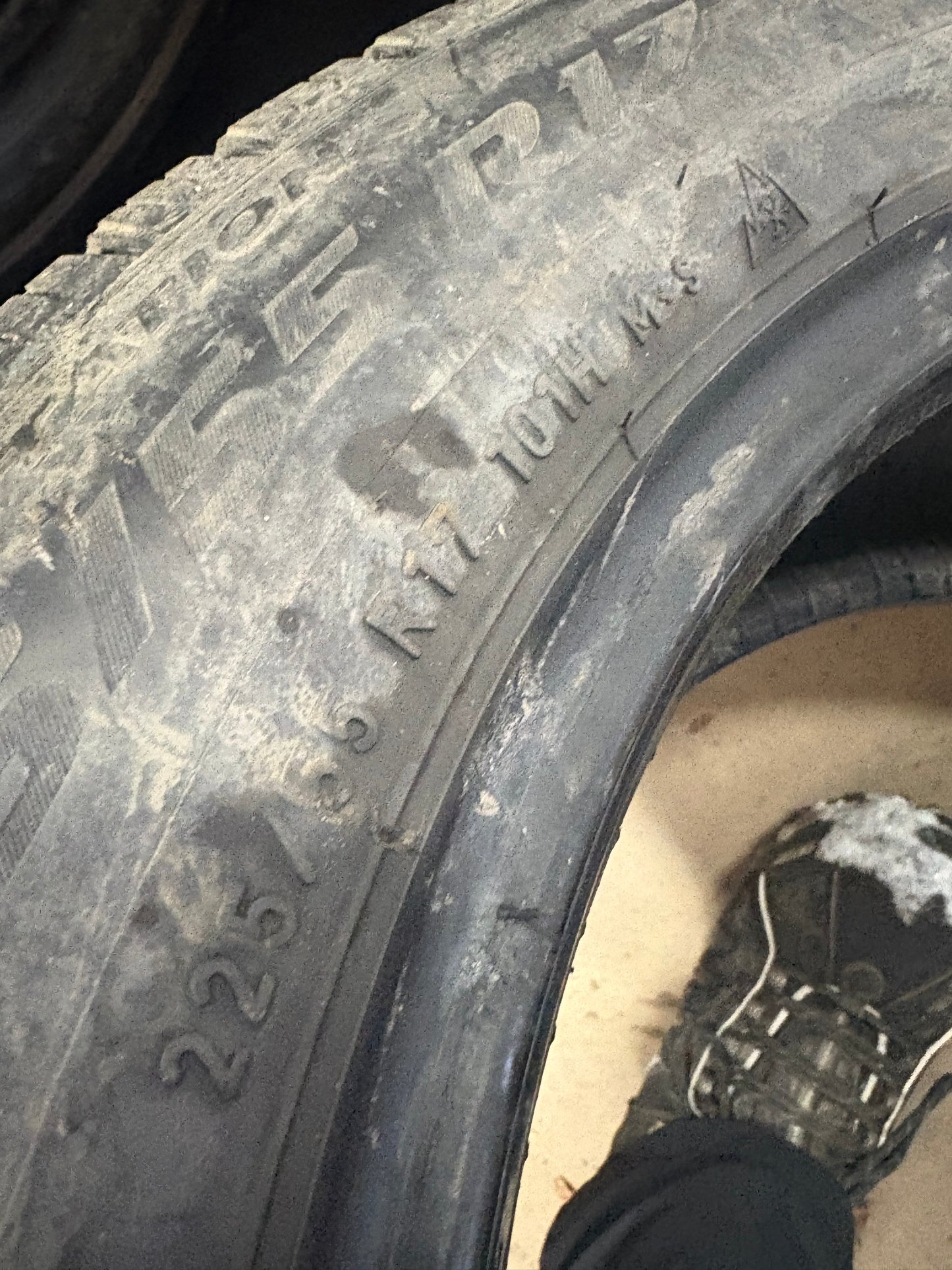 4 pneus d hiver 225/55r17 pirelli en bon etat