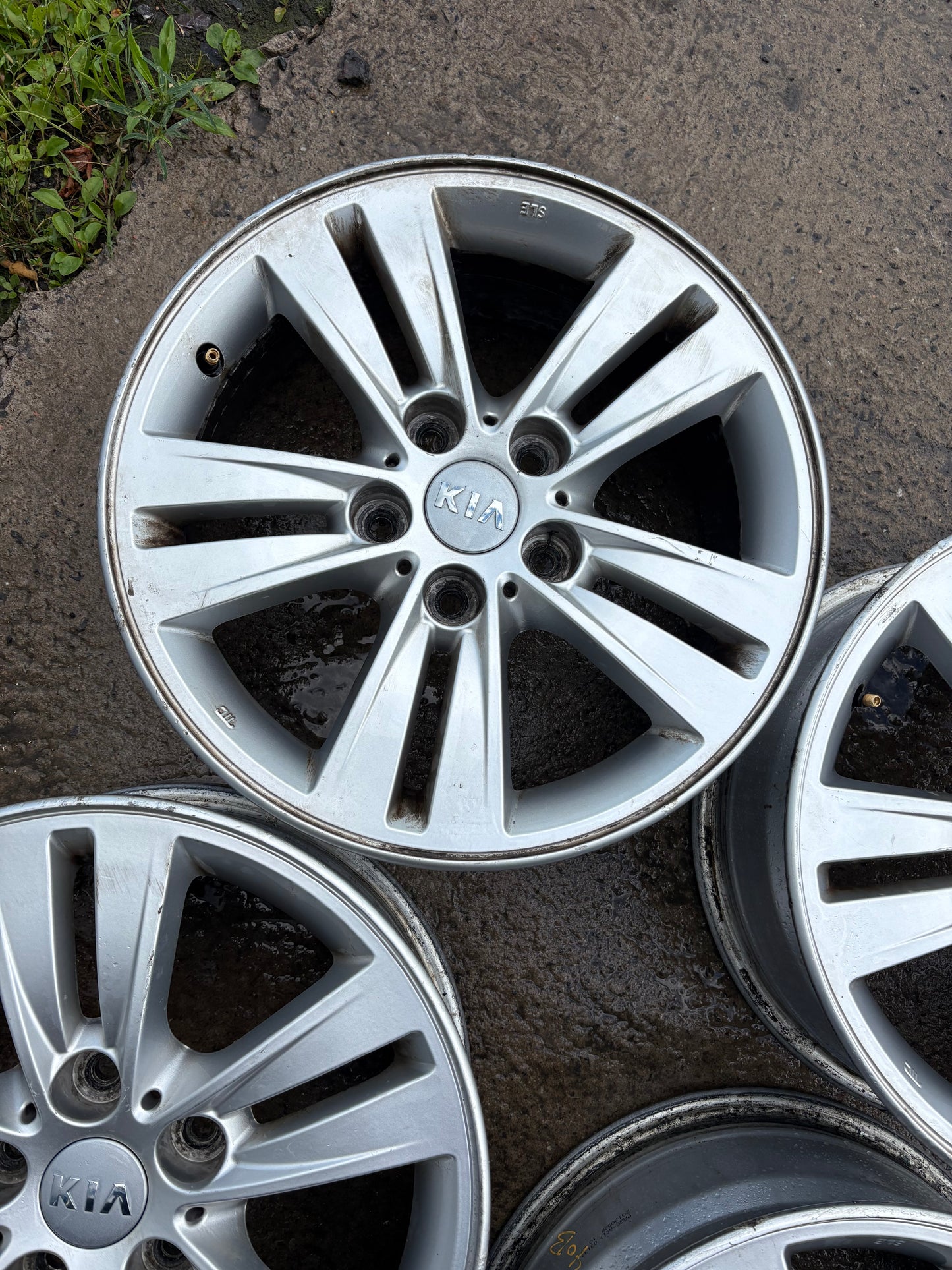 4 mags kia 16 pouces 5x114.3 en bon etat
