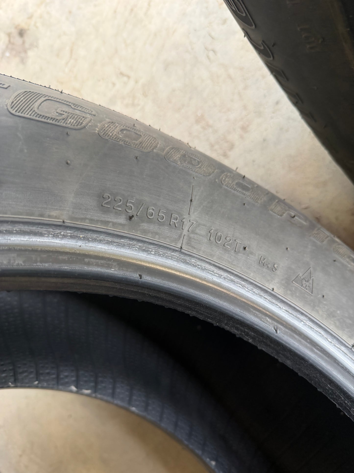 2 pneus d hiver 225/65r17 bf goodrich en tres bon état