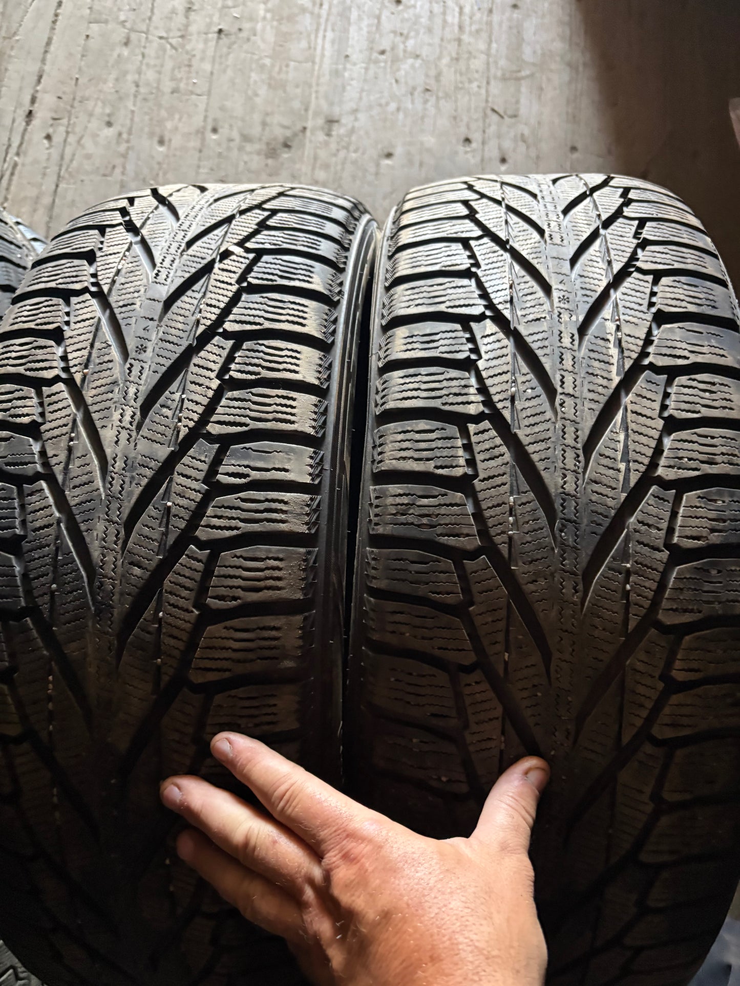 2 pneus d hiver 235/55r19 nokian en bon etat