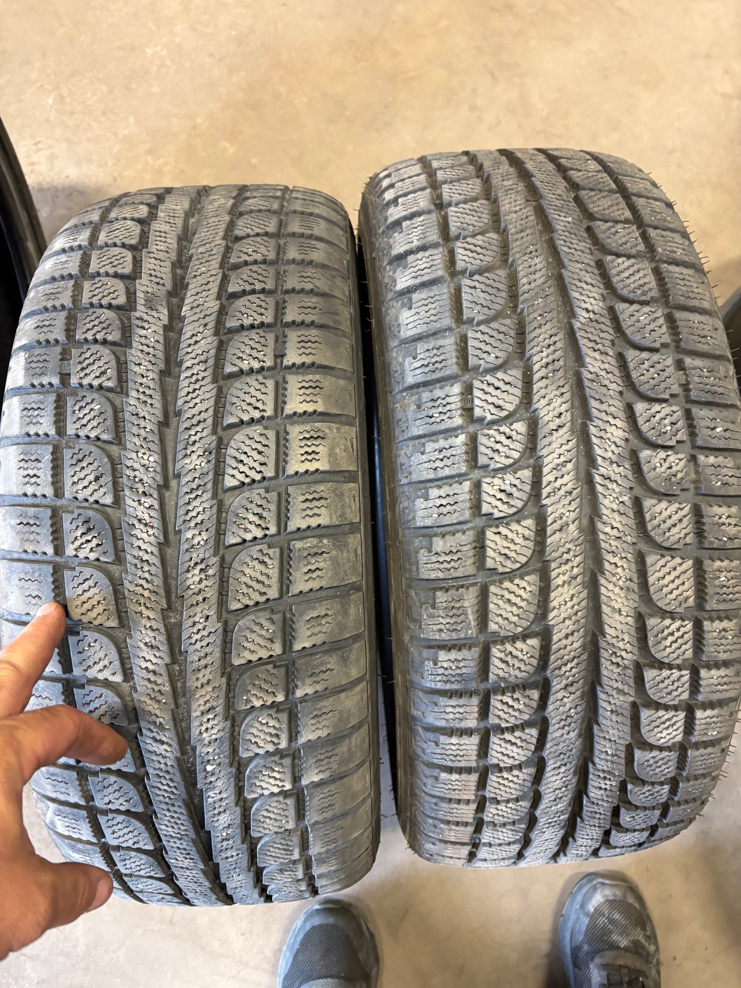 2 pneus d hiver 225/40r18 maxtrek en bon état