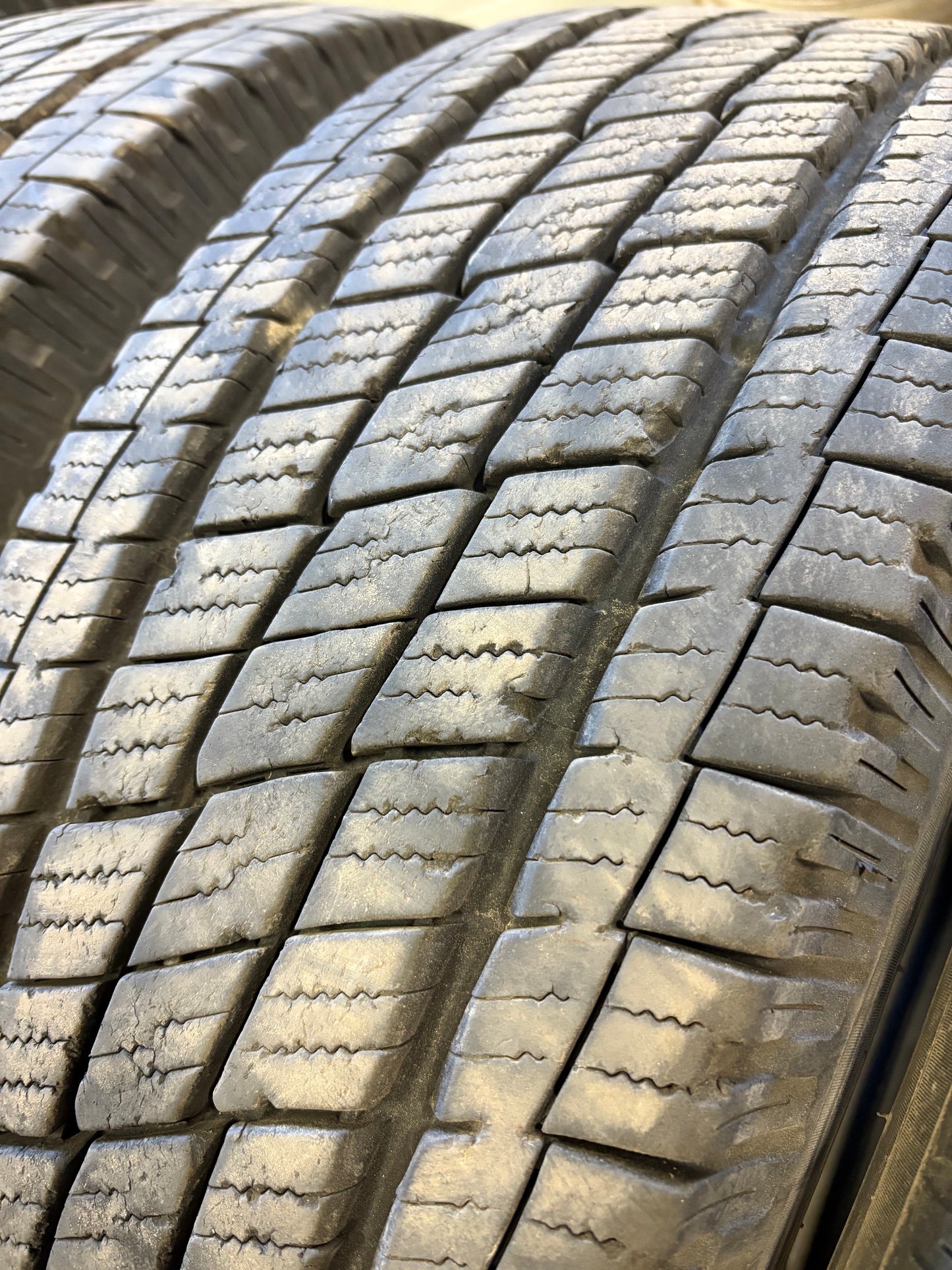 4 pneus d ete lt 245/70r17 toyo 10 plues a l etat neuf
