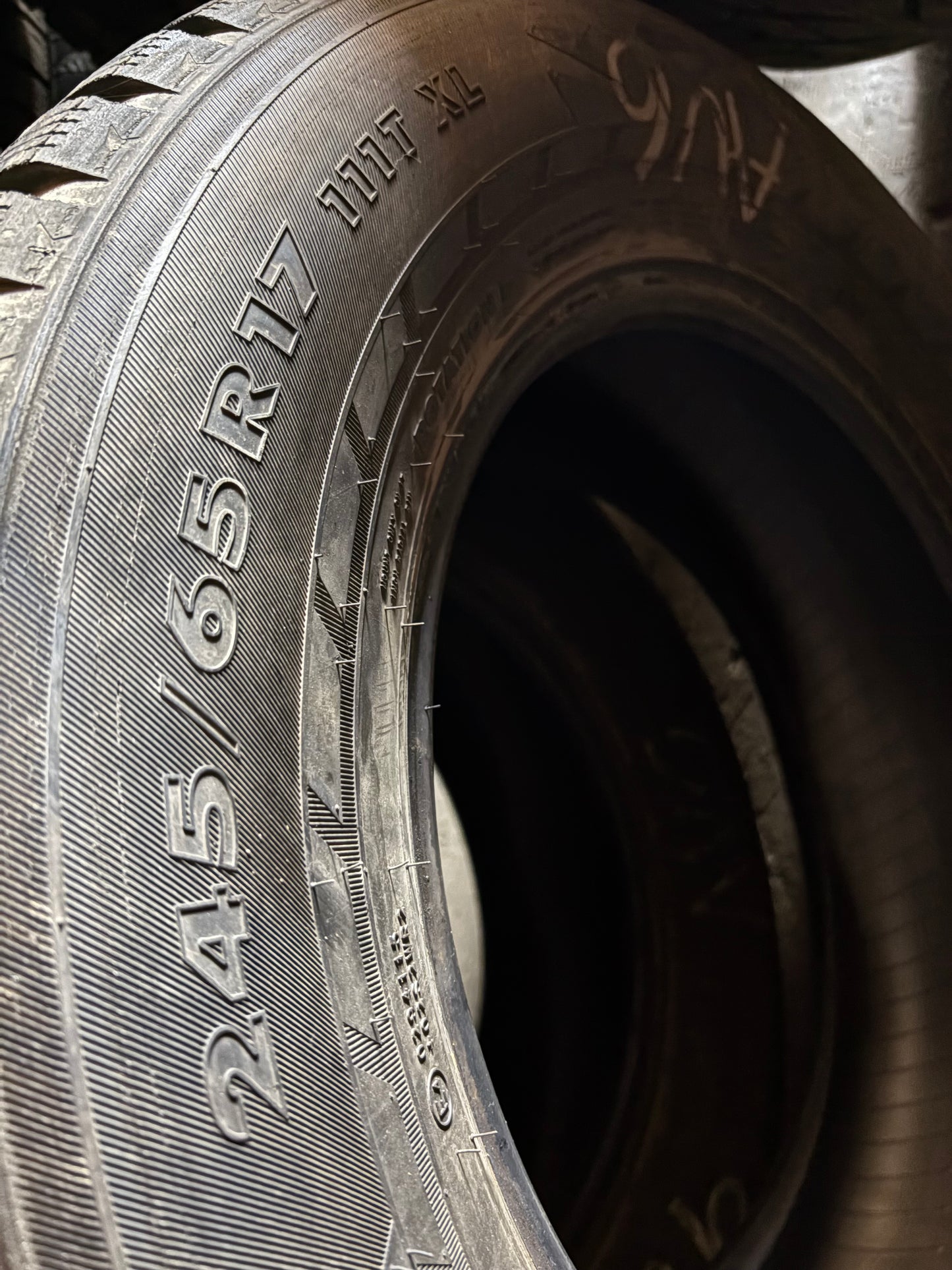2 pneus d hiver 245/65r17 nokian en tres bon état