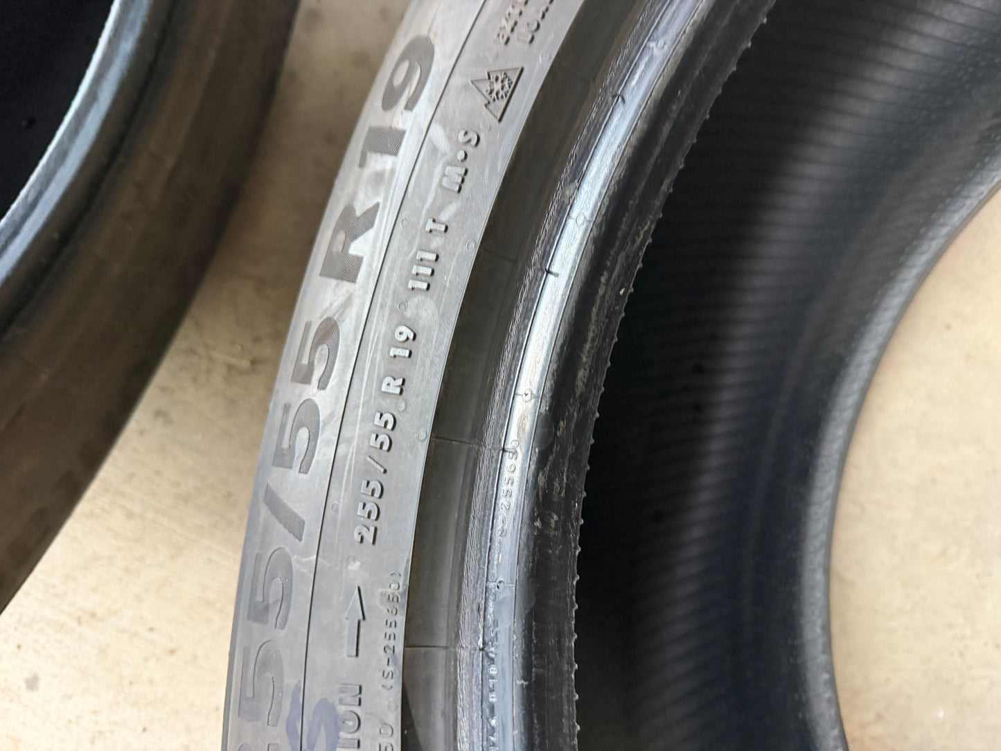 4 pneus d hiver 255/55r19 continental en bon état