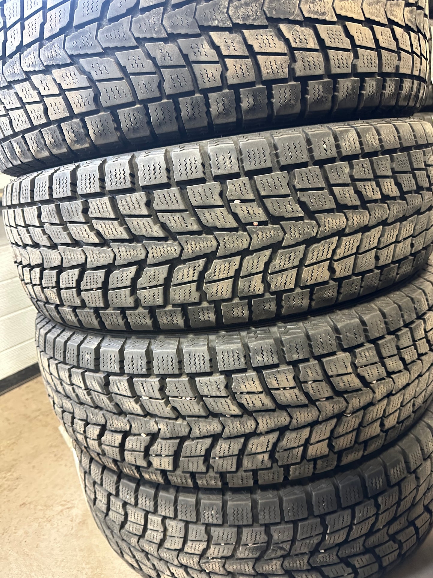 4 pneus d hiver 205/70r16 dunlop en bon etat