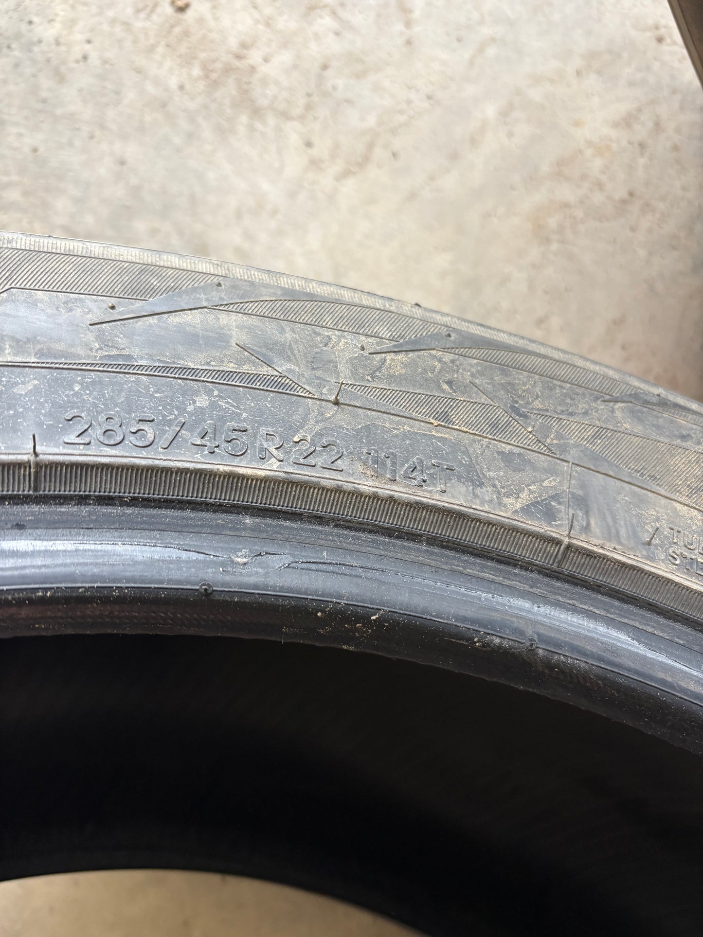 2 pneus d hiver 285/45r22 toyo en bon etat