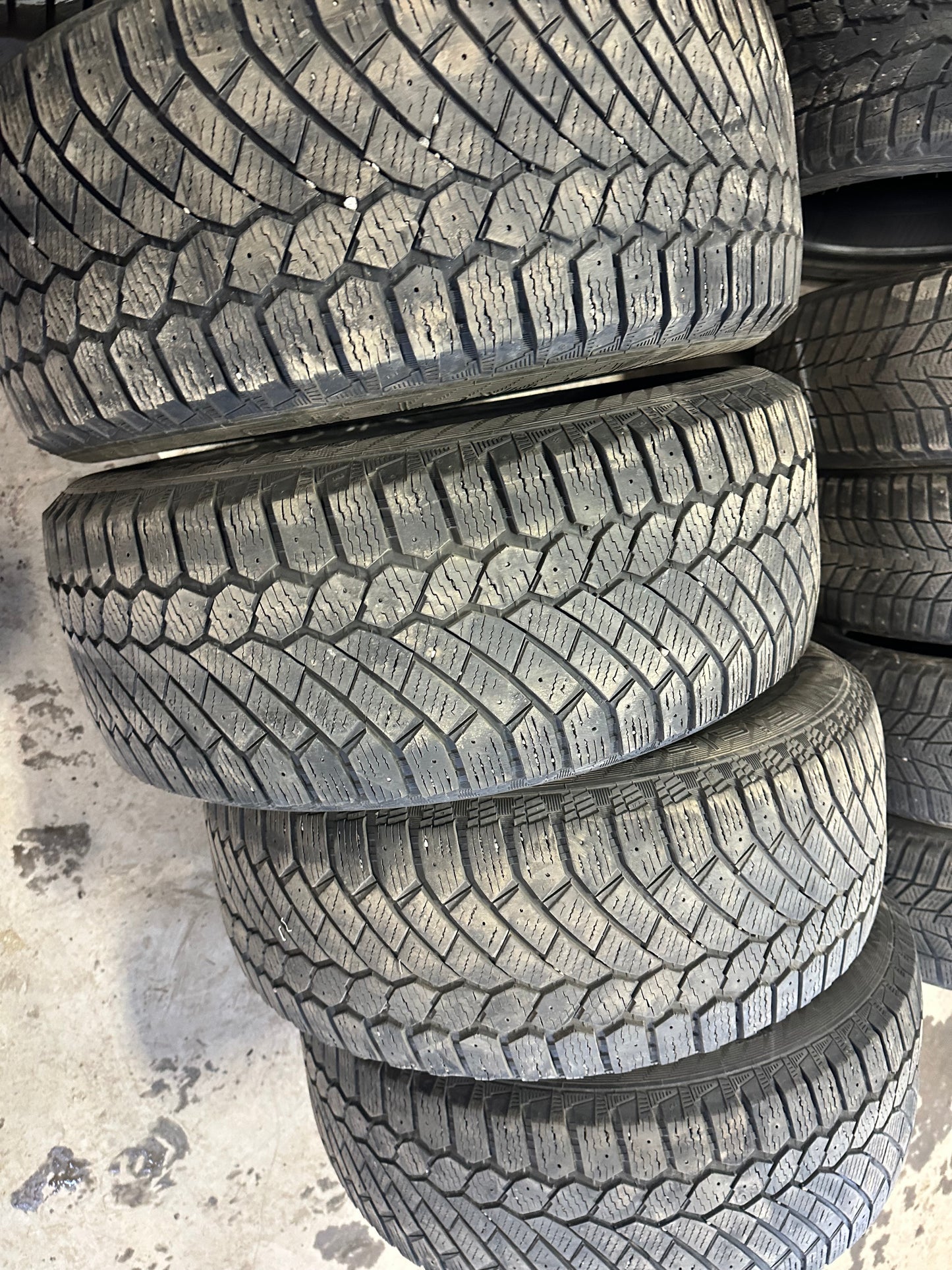 4 pneus d hiver 235/55r17 gislaved en bon état