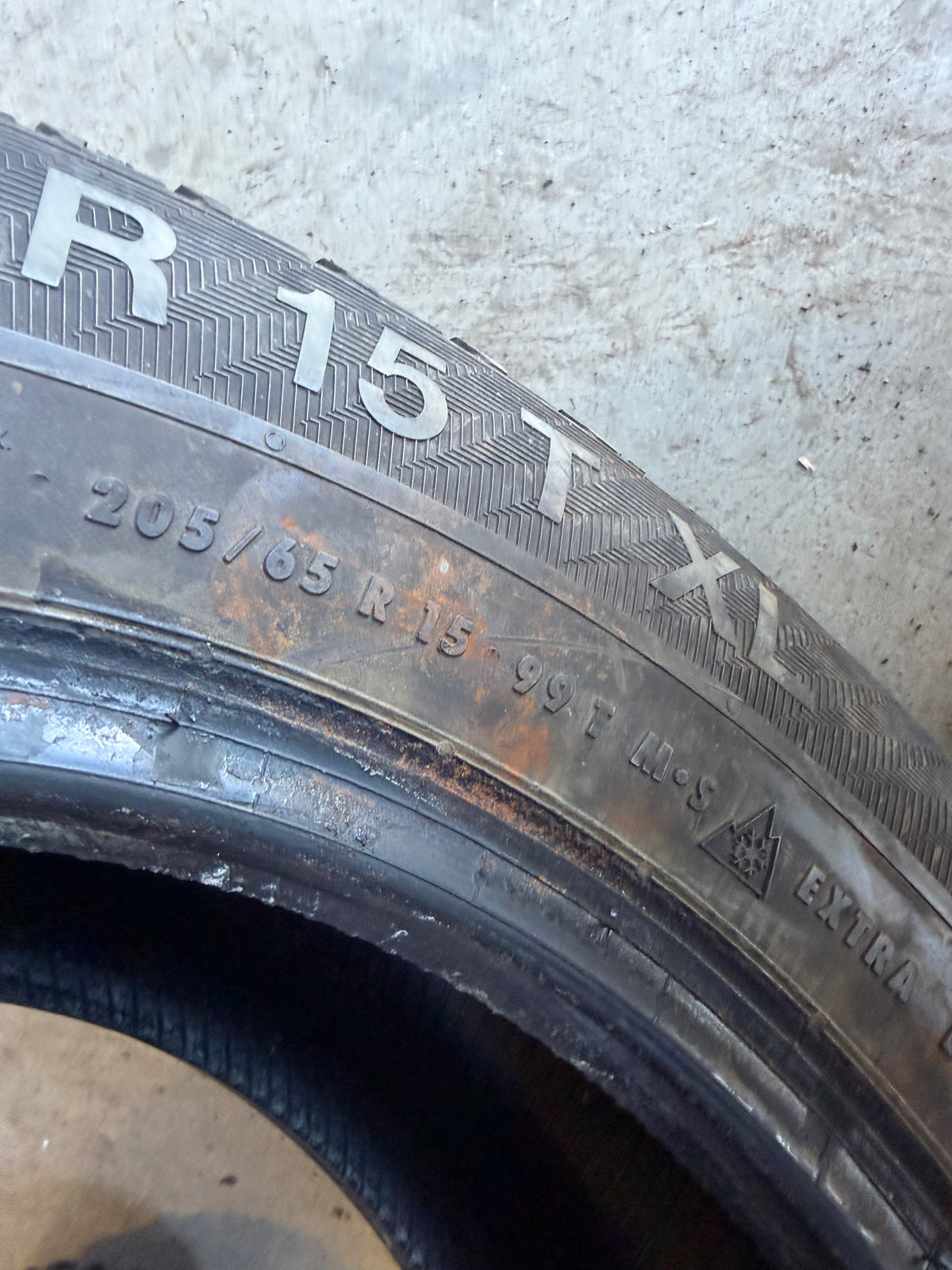4 pneus d hiver 205/65r15 gislaved a clous en bon état