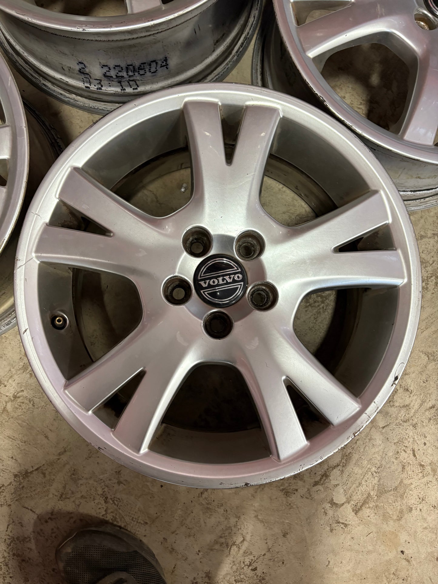 4 mags 17 pouces volvo 5x108 en bon état
