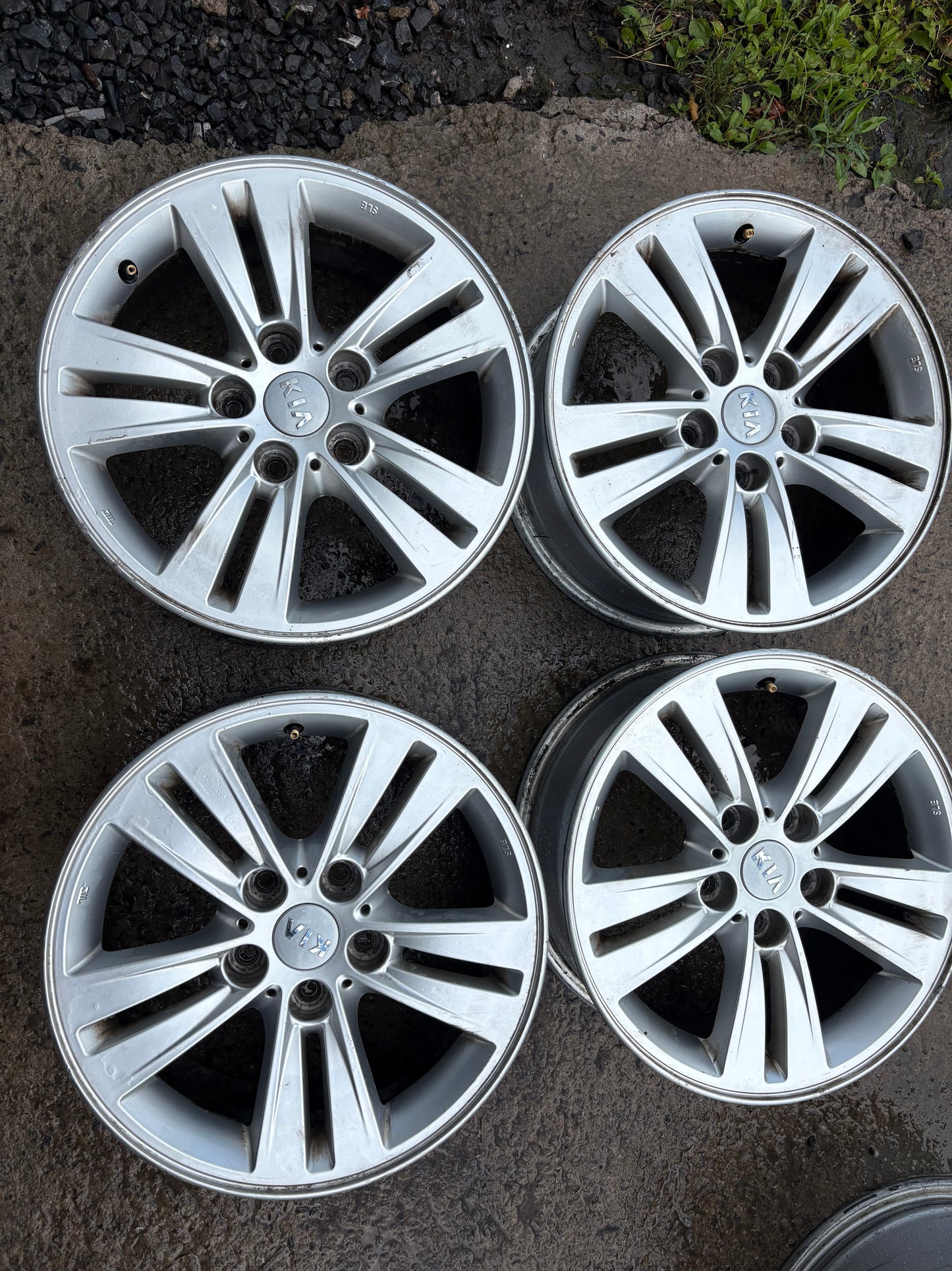 4 mags kia 16 pouces 5x114.3 en bon etat