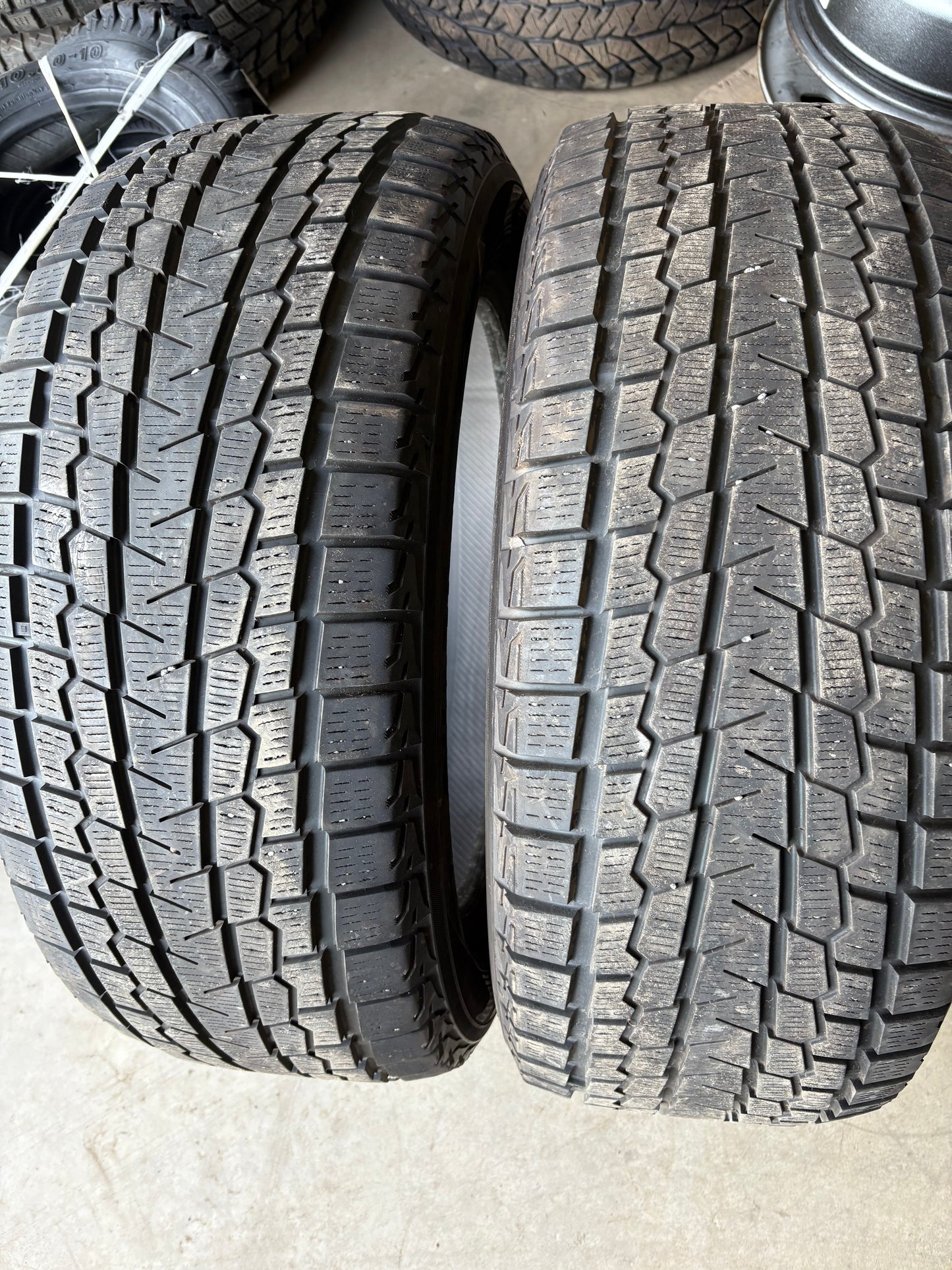 2 pneus d hiver 245/55r19 Yokohama en tres bon état