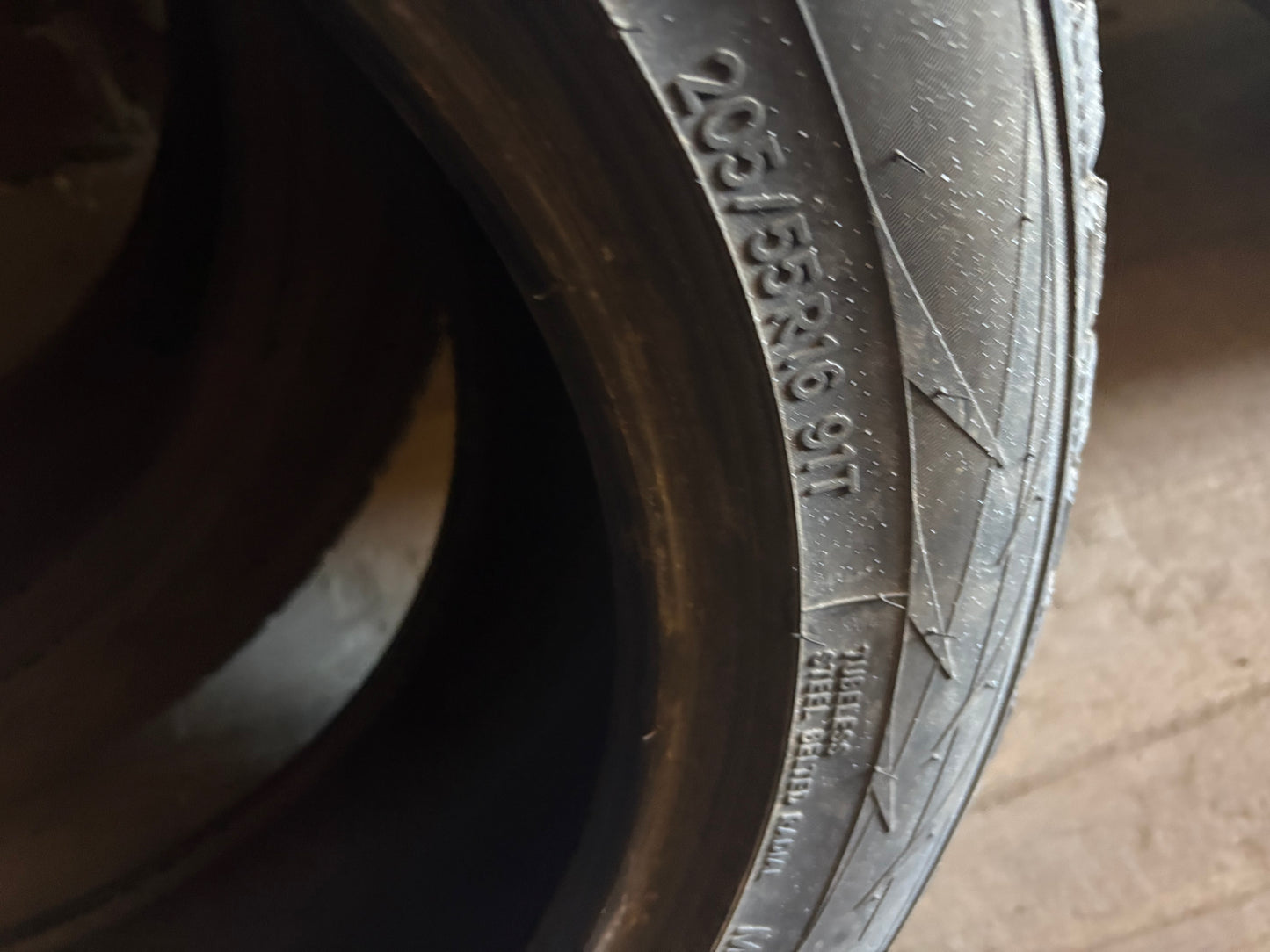 1 pneu d hiver 205/55r16 toyo a clou