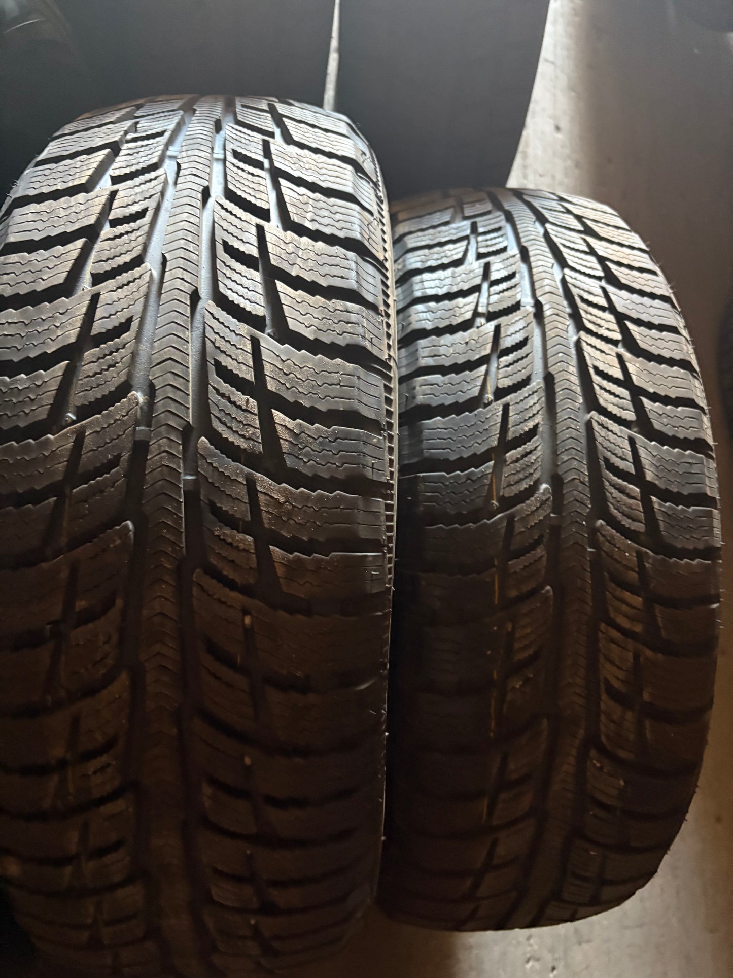 2 pneus d hiver 215/60r17 Bf goodrich a l etat neuf